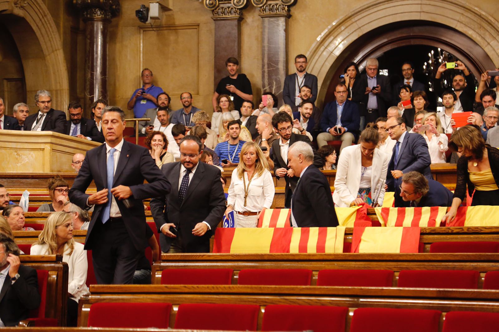 L'unionisme abandona el ple i qualifica la llei del referèndum de "fraudulenta" i "demencial"