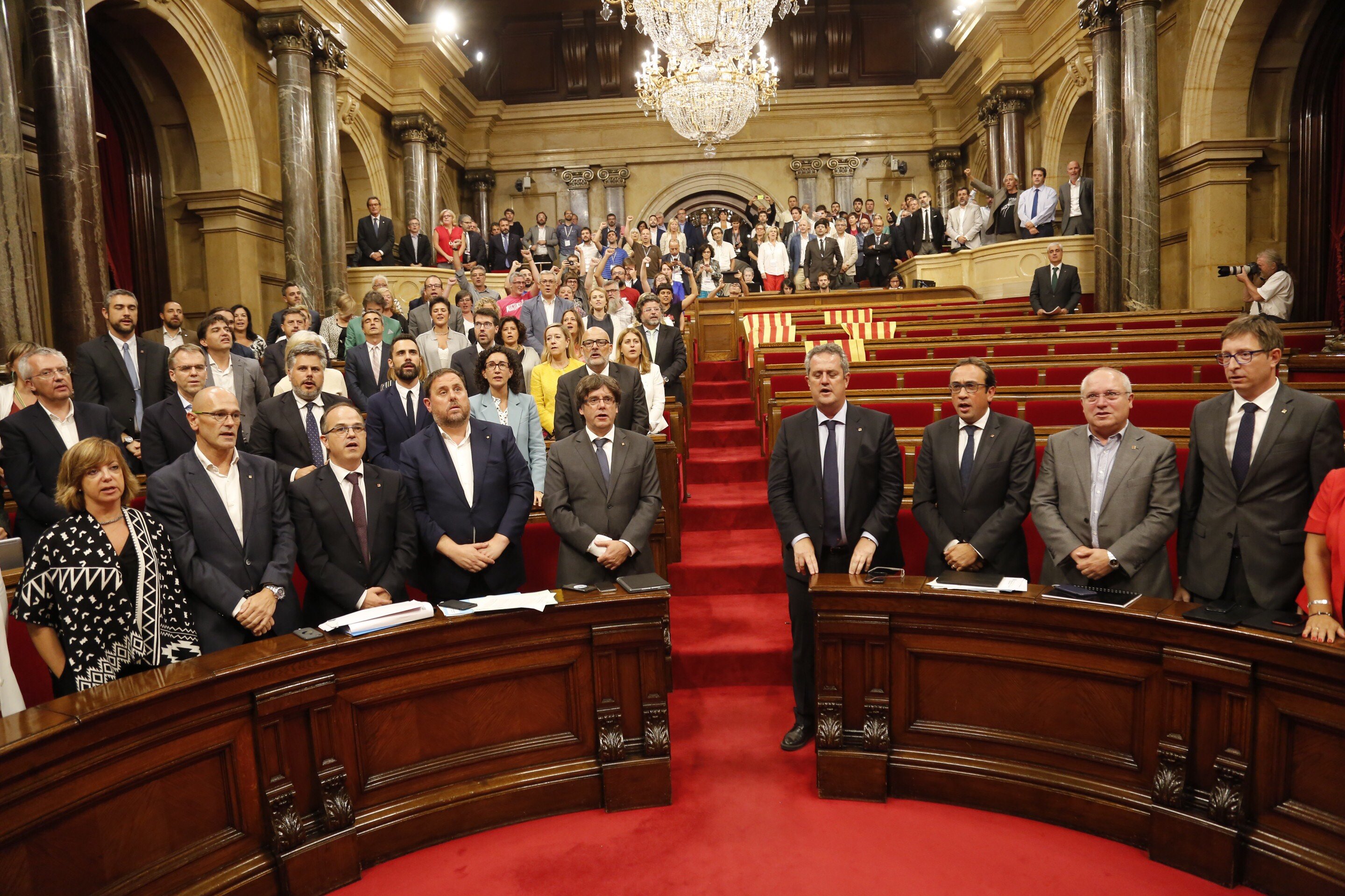 El Parlament aprova la llei de Referèndum després d'hores de batussa