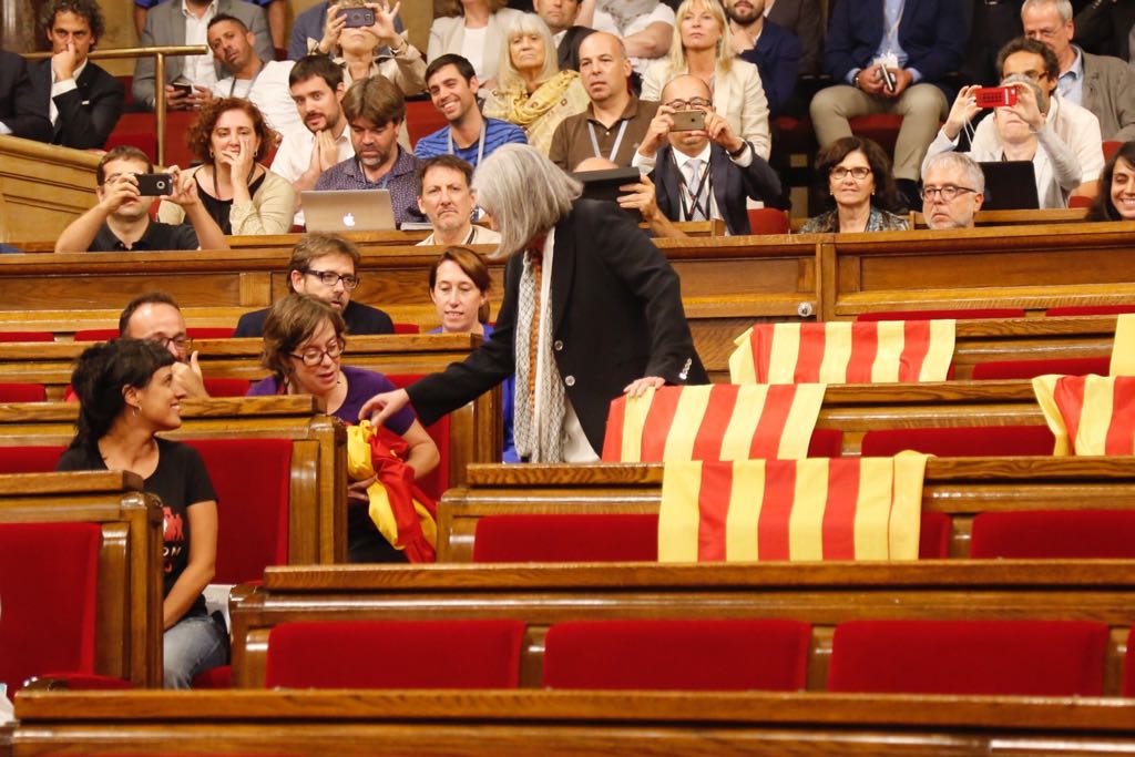 El PP exhibe banderas españolas y una diputada de CSQP las retira