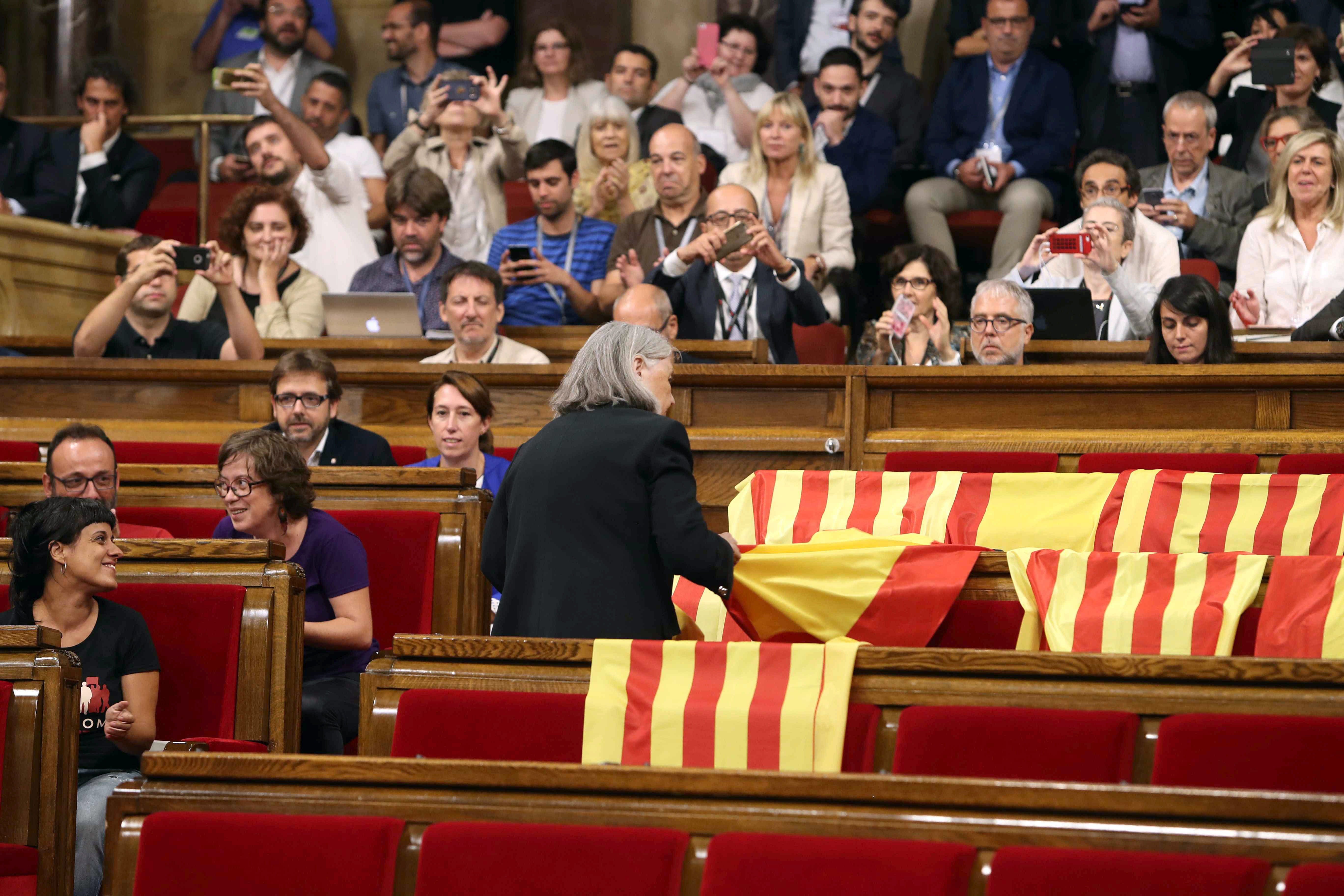 Àngels Martínez no pedirá perdón por retirar las banderas españolas