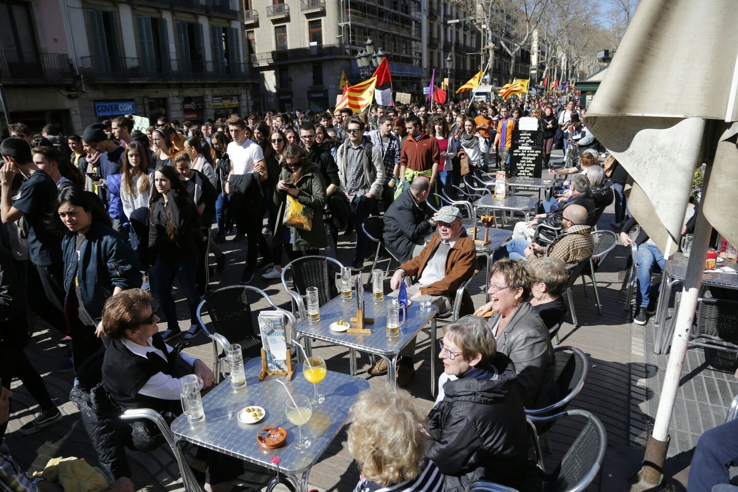 Baixant en mig de les terrasses de la Rambla / Sergi Alcázar