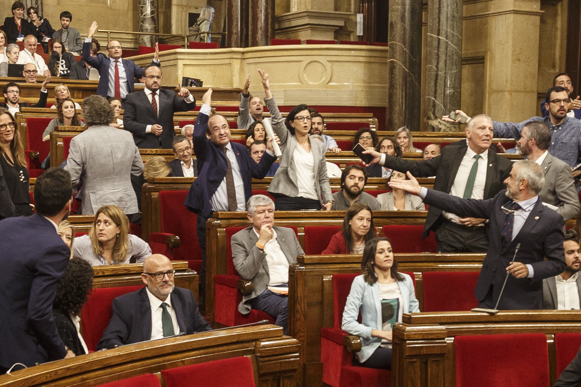 JxSí y CUP alteran el orden del pleno por la ley de Transitoriedad y se crea una nueva bronca