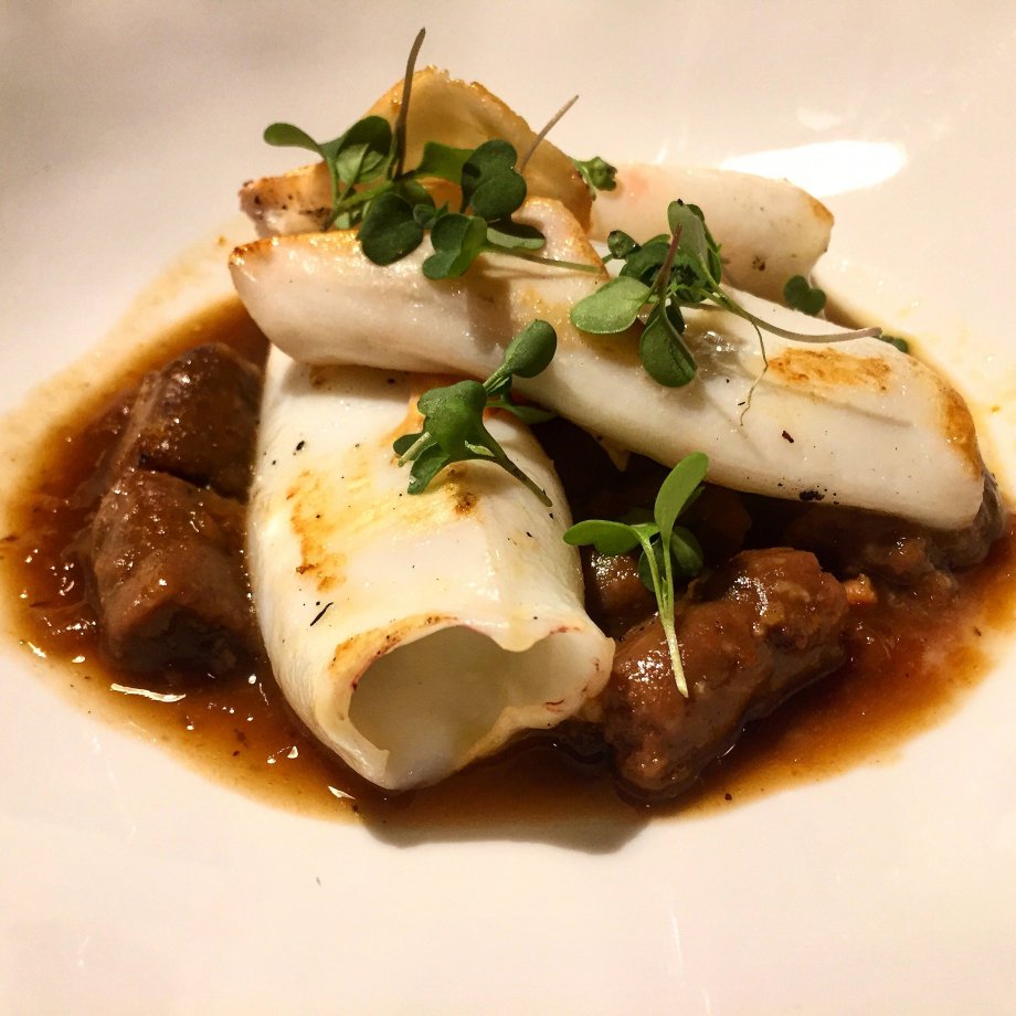 Calamares a la plancha con ñoquis de butifarra del perol