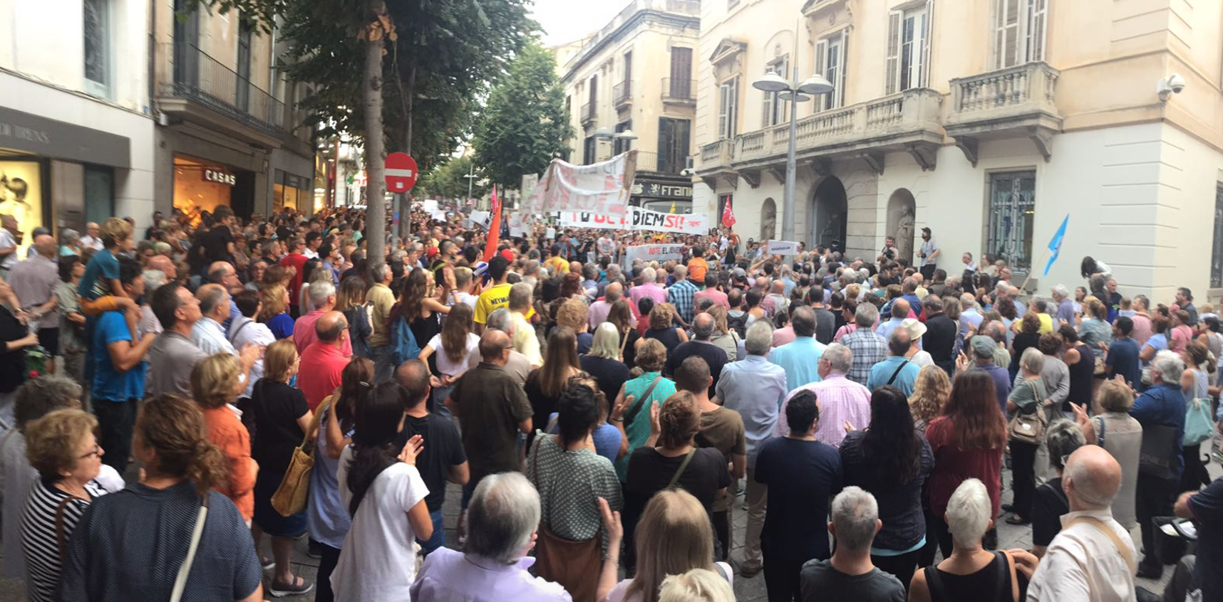 Mataró: Centenars de persones reclamen a l'Ajuntament poder votar