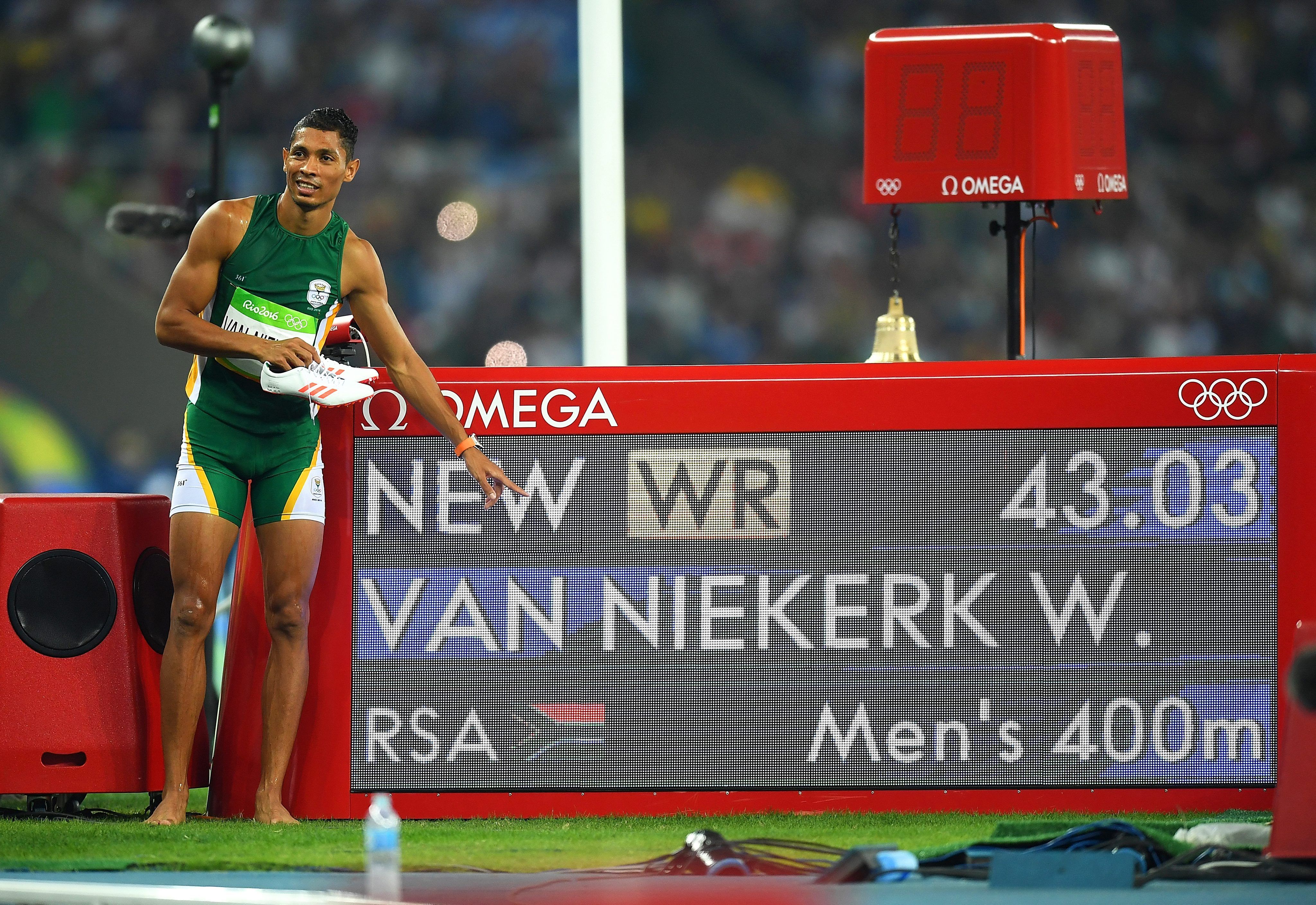 Van Niekerk bate el récord mundial de los 400 metros de Michael Johnson