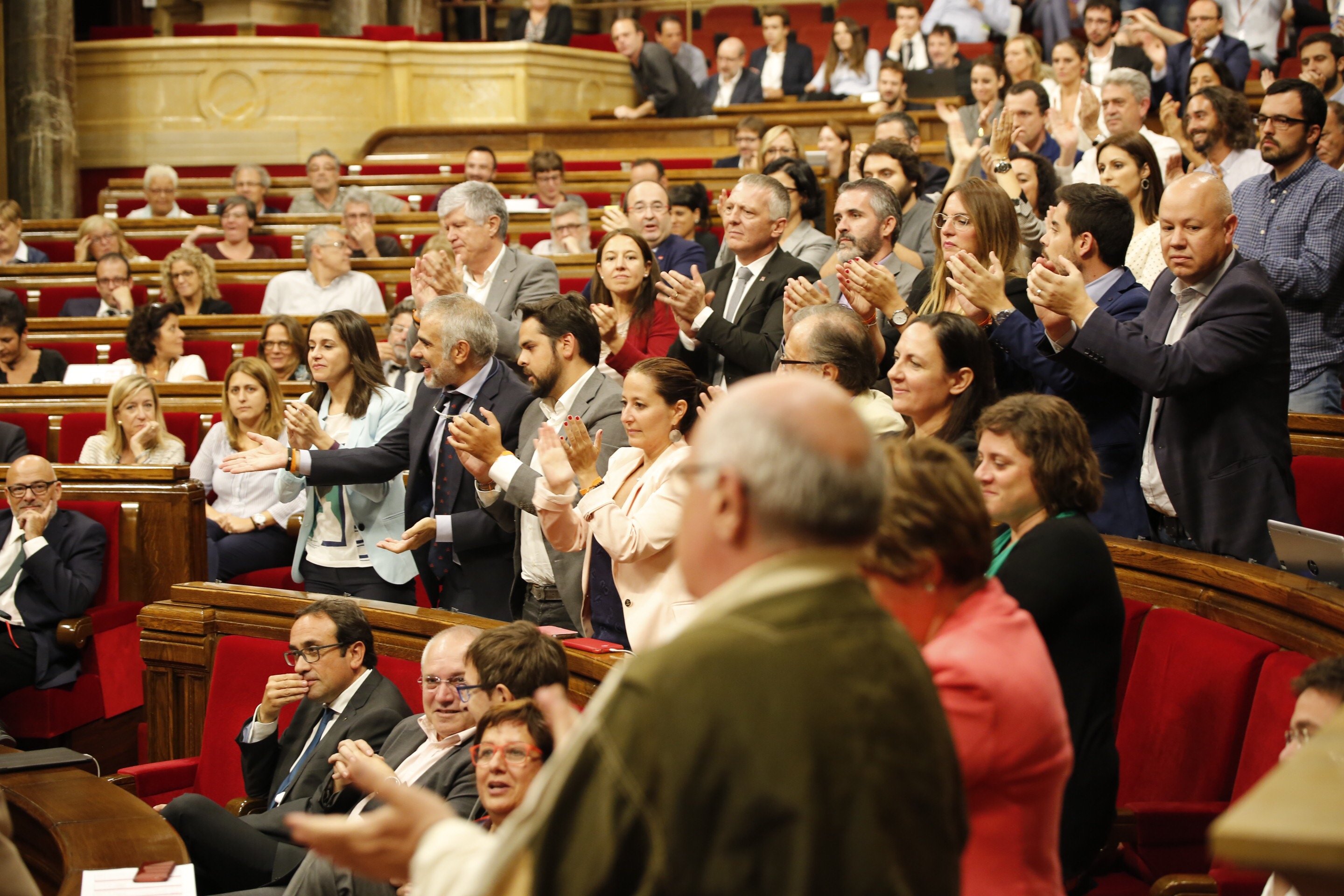 VÍDEO: El unionismo se levanta y aplaude a Coscubiela