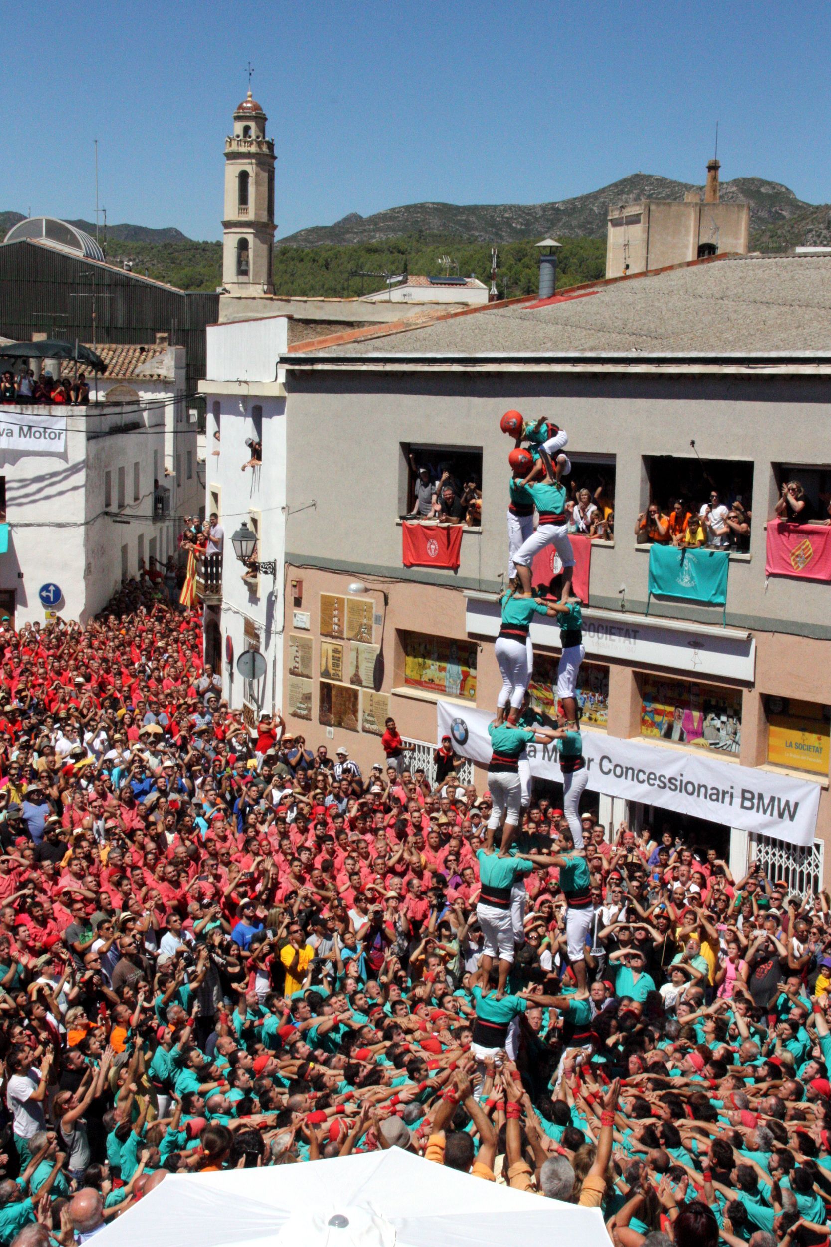 Los castellers de Vilafranca hacen historia en la Bisbal con un castell espectacular