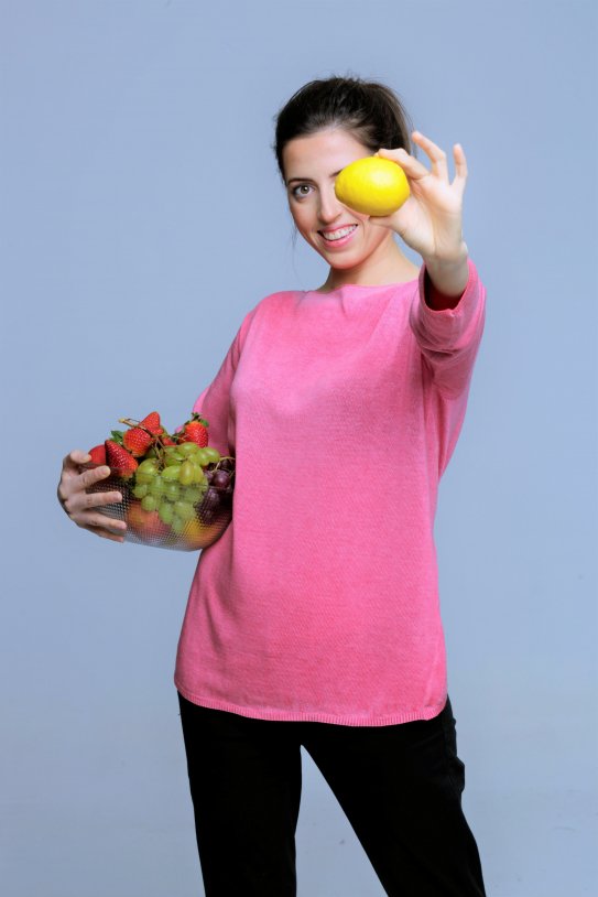 Anabel Fernandez Dietista Nutricionsita limón delante y frutero