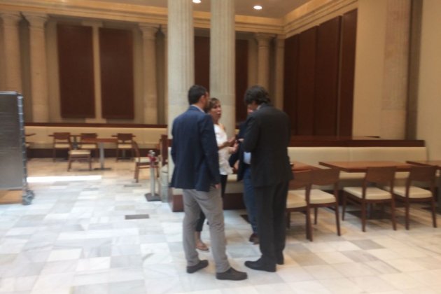 Puigdemont charla con Sánchez Camacho