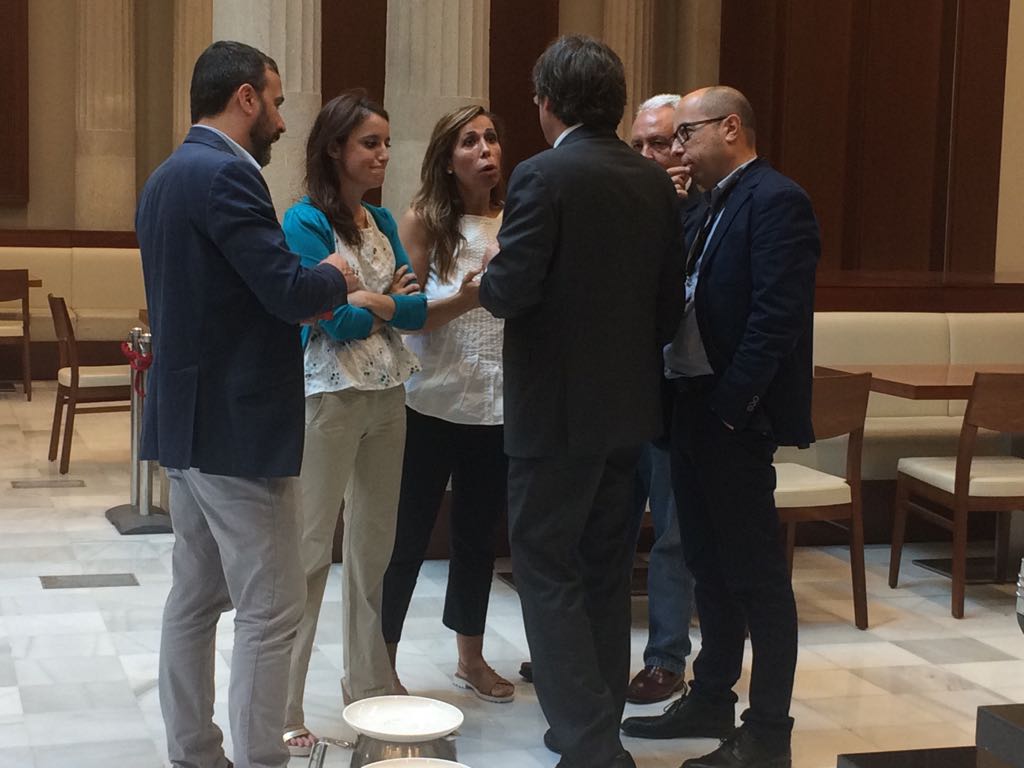 Vídeo: El sorprenent i distès cafè entre Puigdemont i Sánchez-Camacho