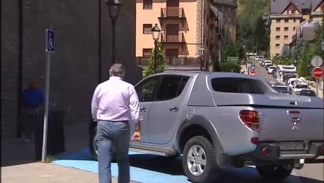 Bàrcenas aparca en una plaza de minusválido para firmar en el juzgado