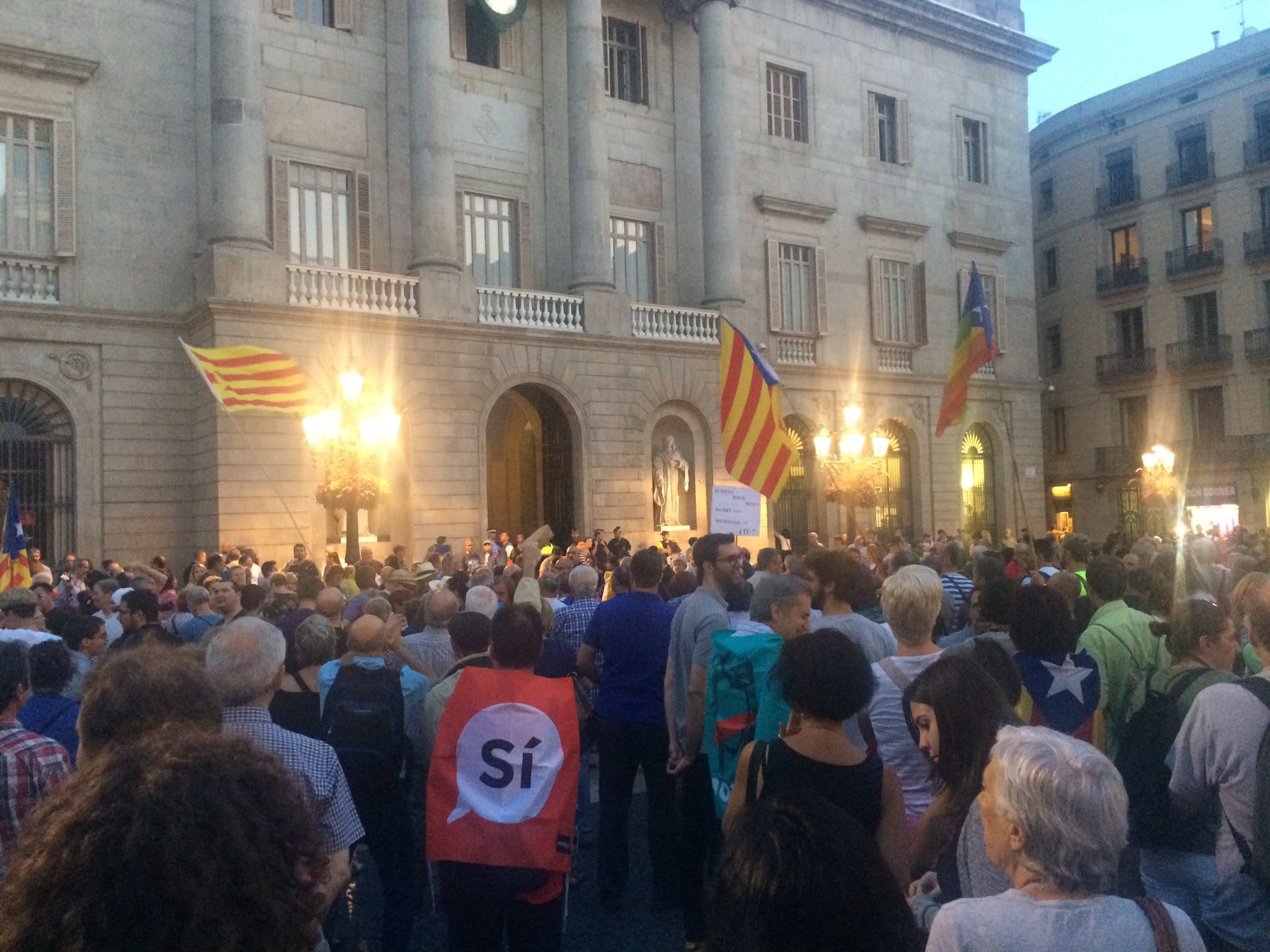 Barcelona inicia la retirada de 570 placas franquistas de 4 distritos