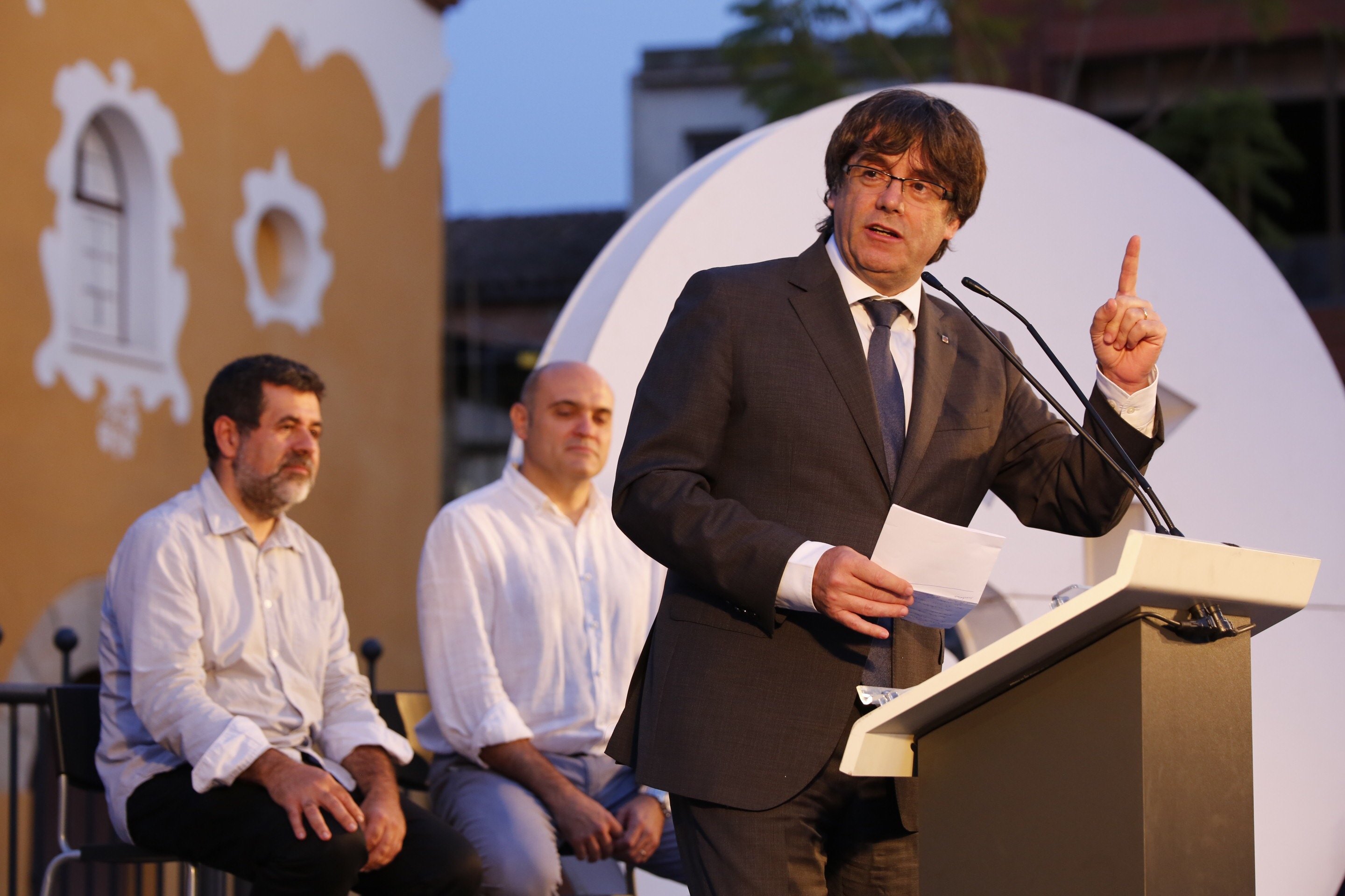 Puigdemont a Colau: "Hi ha dos tipus de polítics, els que deixen votar i els que no"