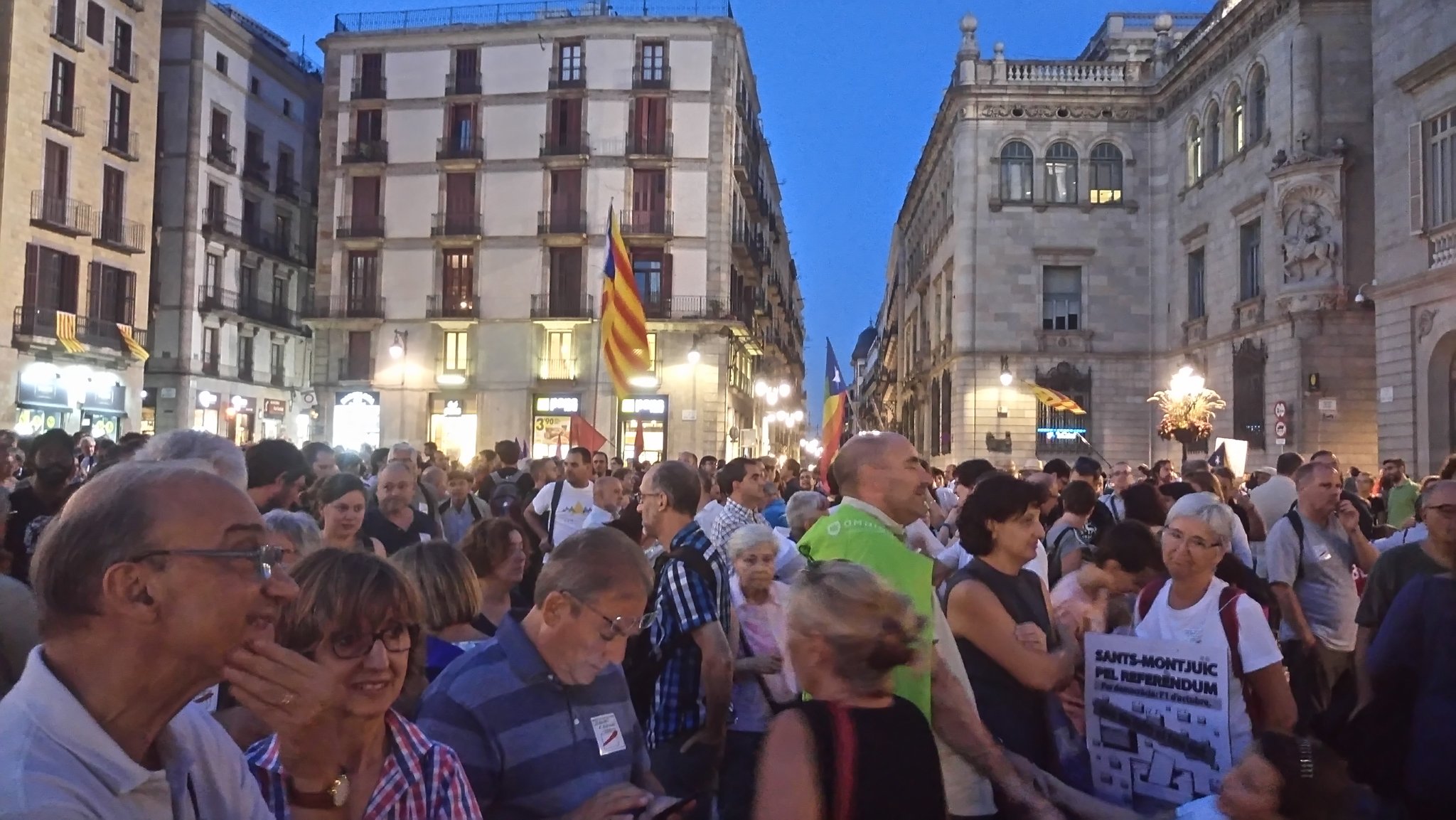 Manifestación en Barcelona para exigir a Colau que ceda locales el 1-O
