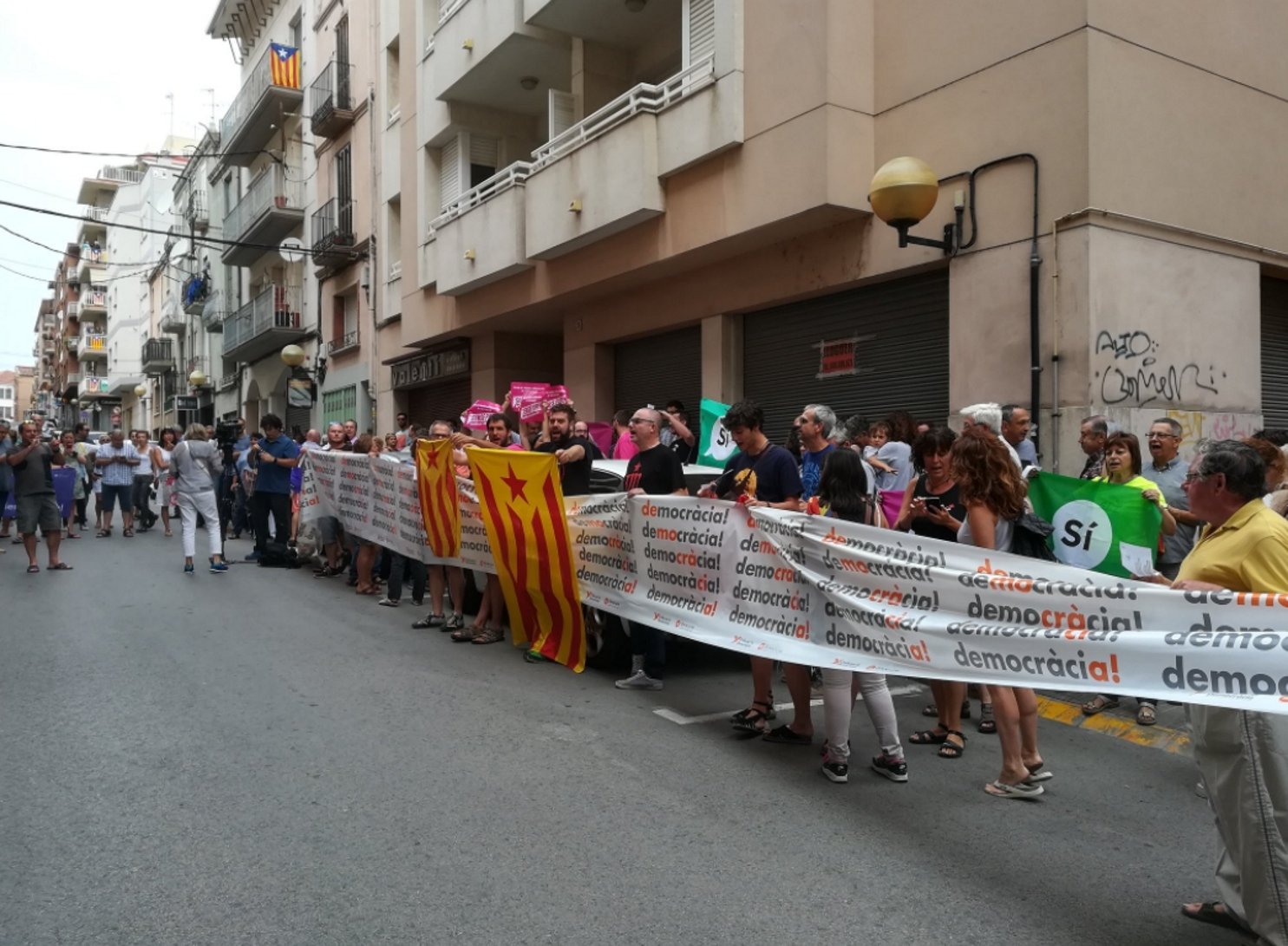 Manifestació davant d''El Vallenc' contra l'operació policial
