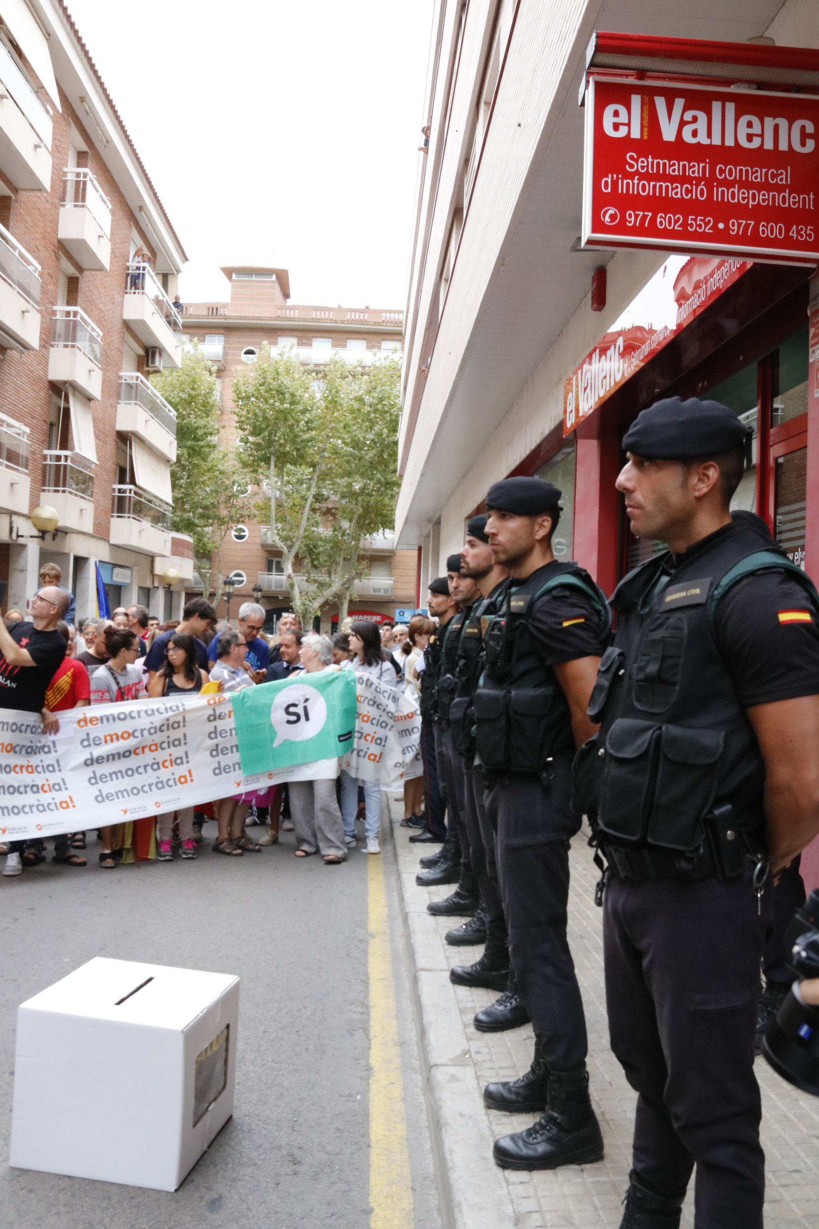 Els manifestants acomiaden la Guàrdia Civil: "Passi-ho bé i moltes gràcies"