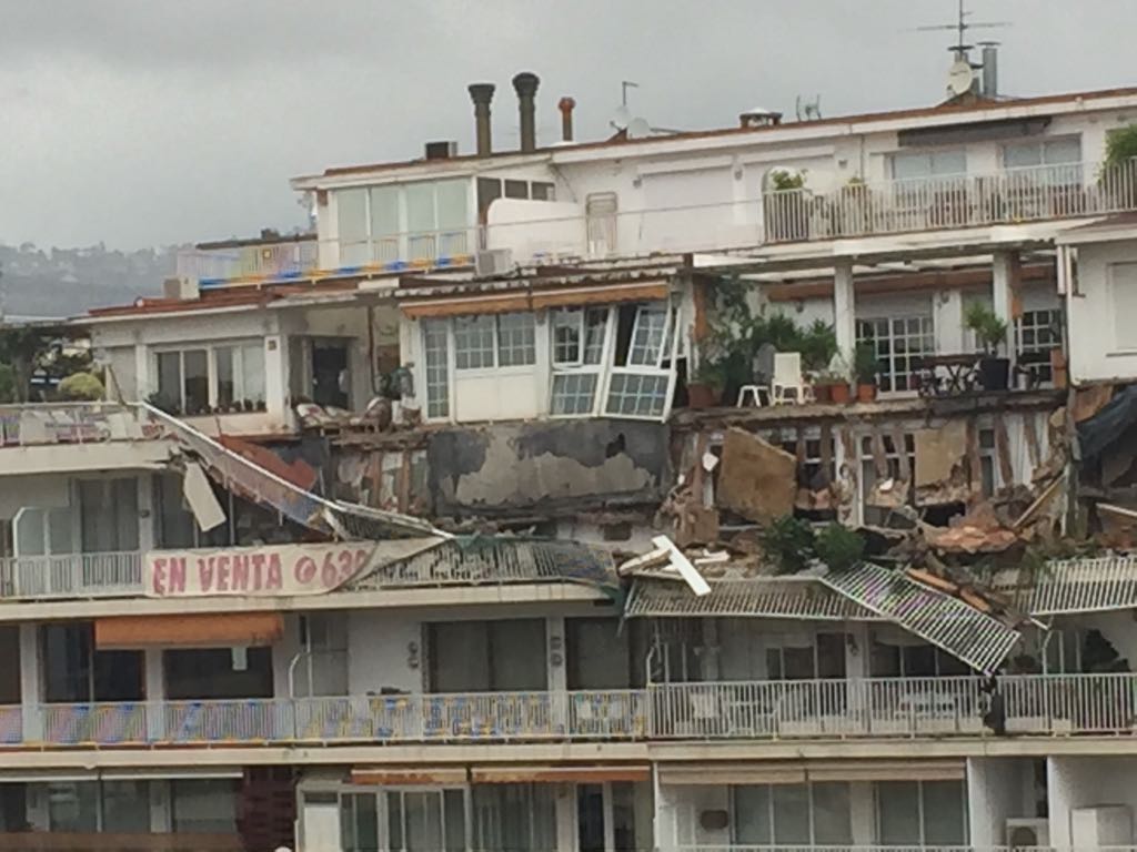 Un herido al hundirse un balcón en el barrio de Sarrià