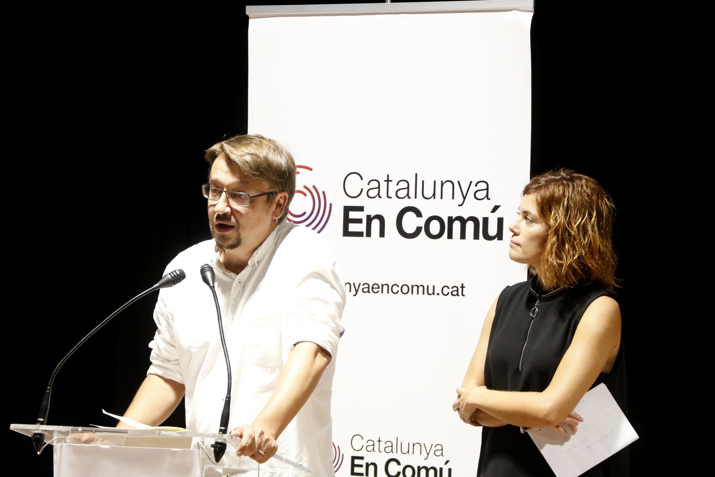 Els comuns passen a les bases la decisió amb el referèndum
