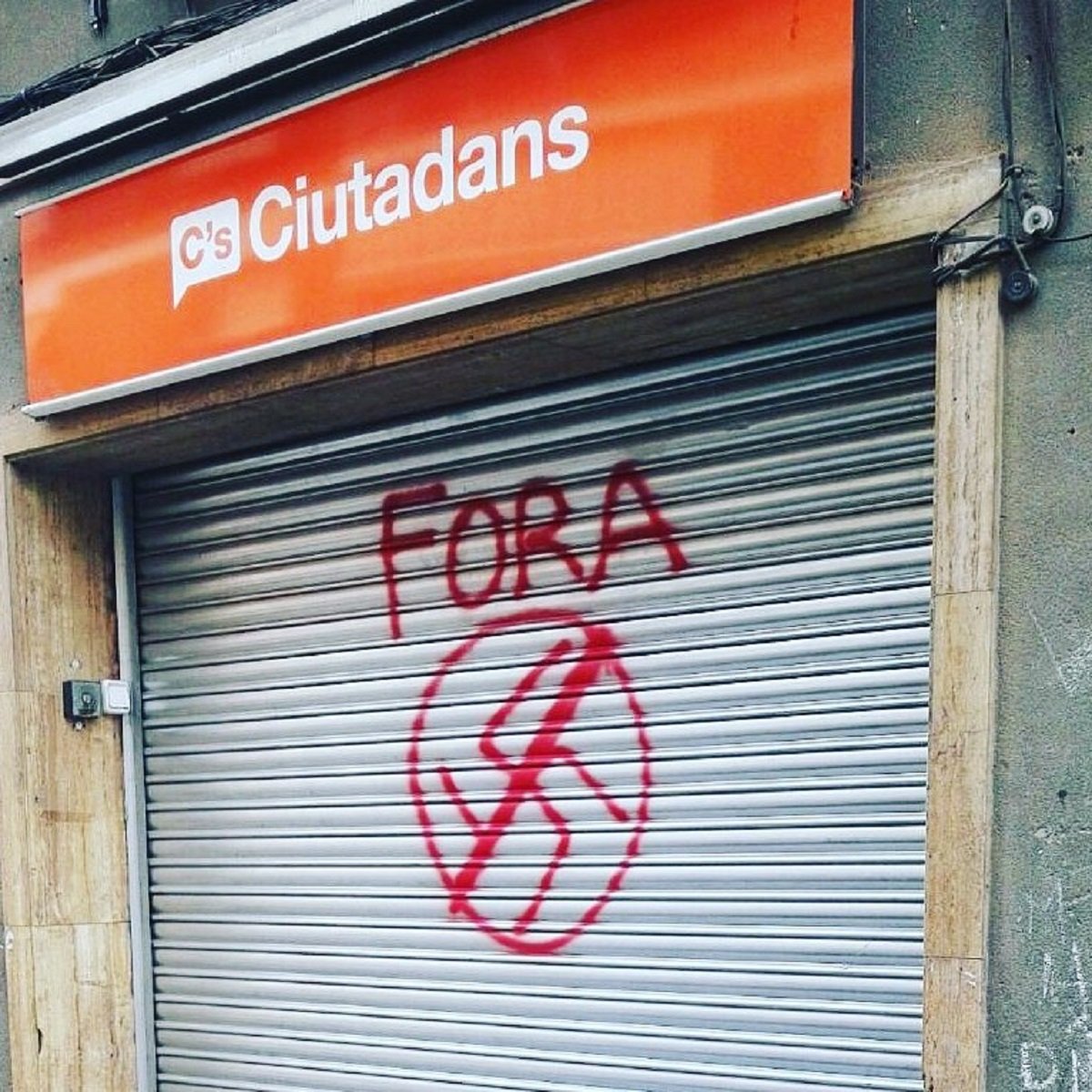 Cs denuncia una pintada a la seva seu de Montcada i Reixac