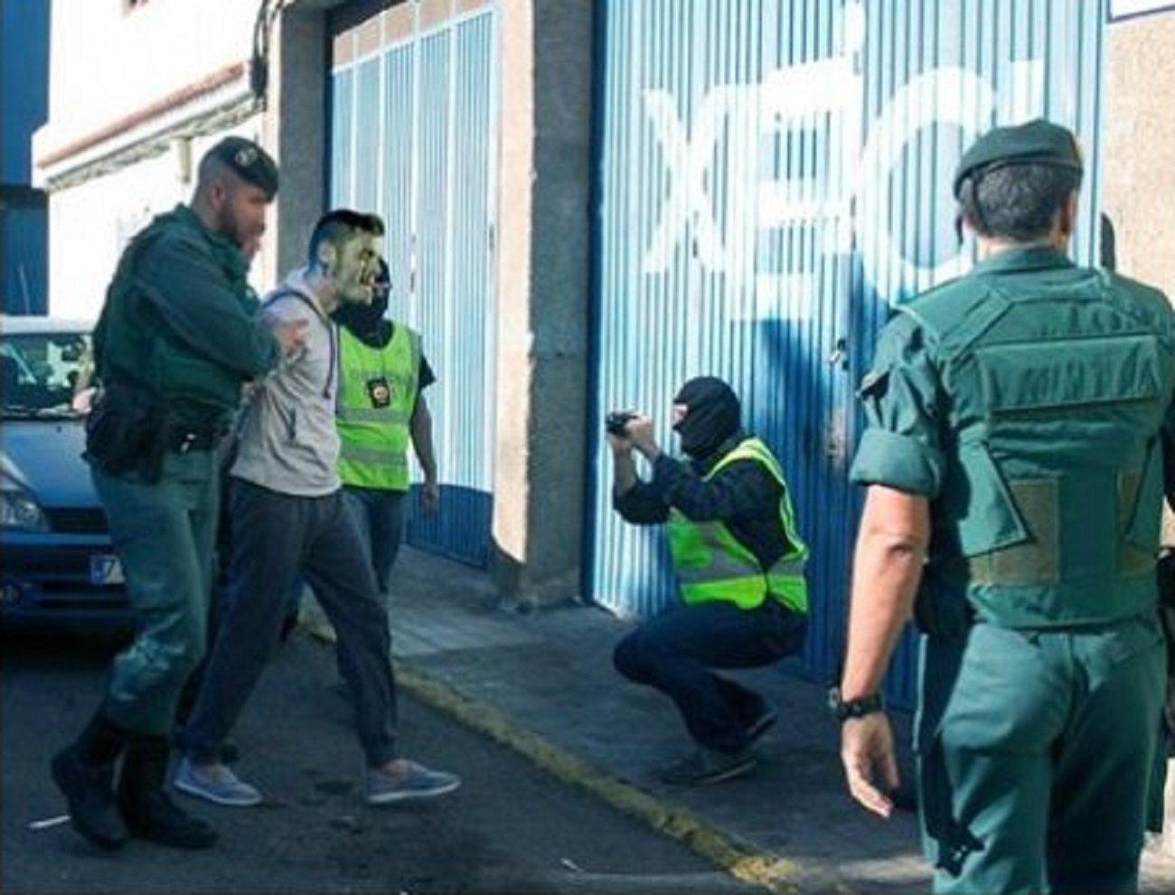 Un grup de Rasquera fa veure que detenen el seu cantant per l'1-O