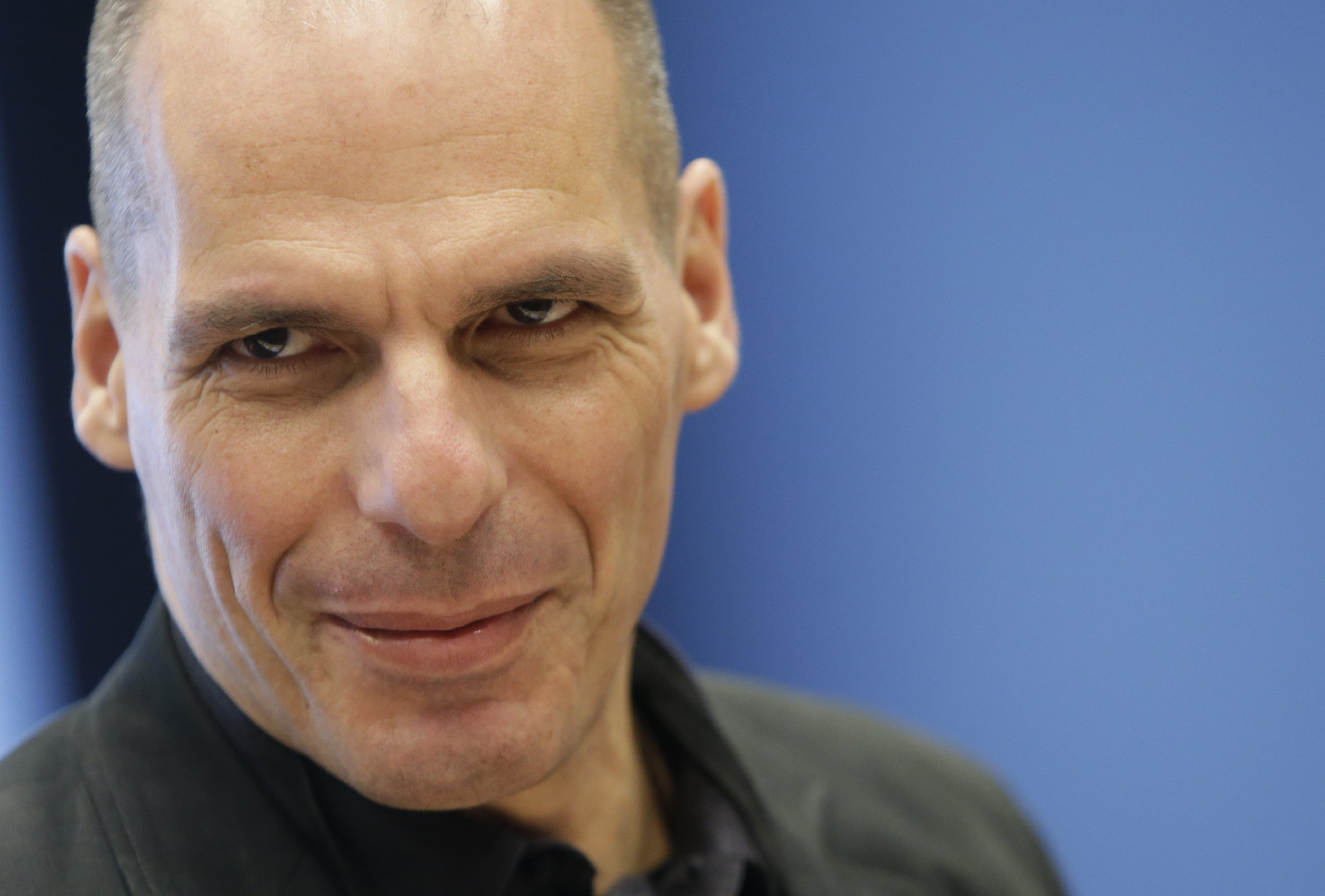 Varoufakis: “Elements franquistes estan empenyent Catalunya fora d’Espanya”