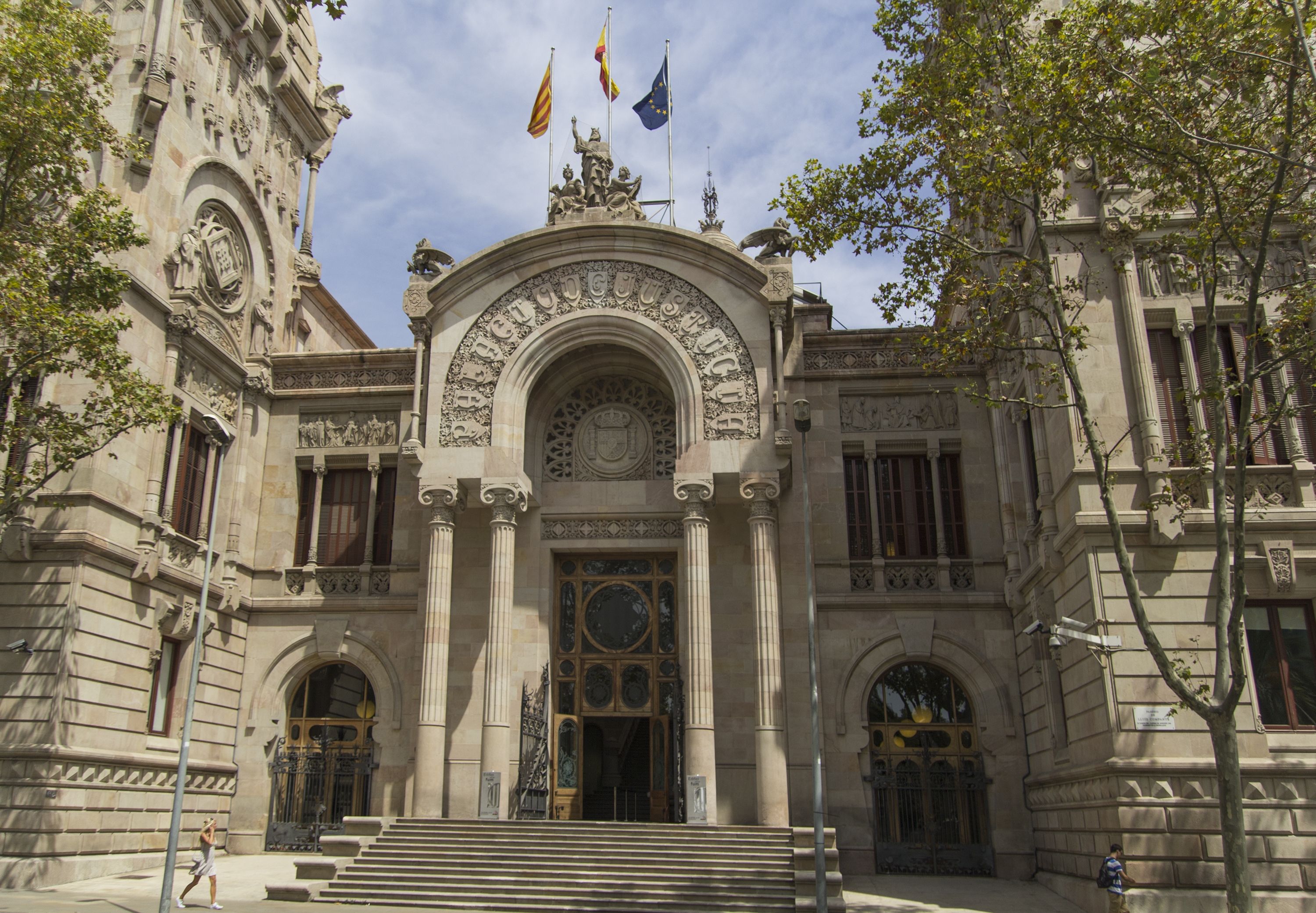 Piden 6 años de prisión para dos agentes de los Mossos por una detención homófoba: "Calla, maricón"