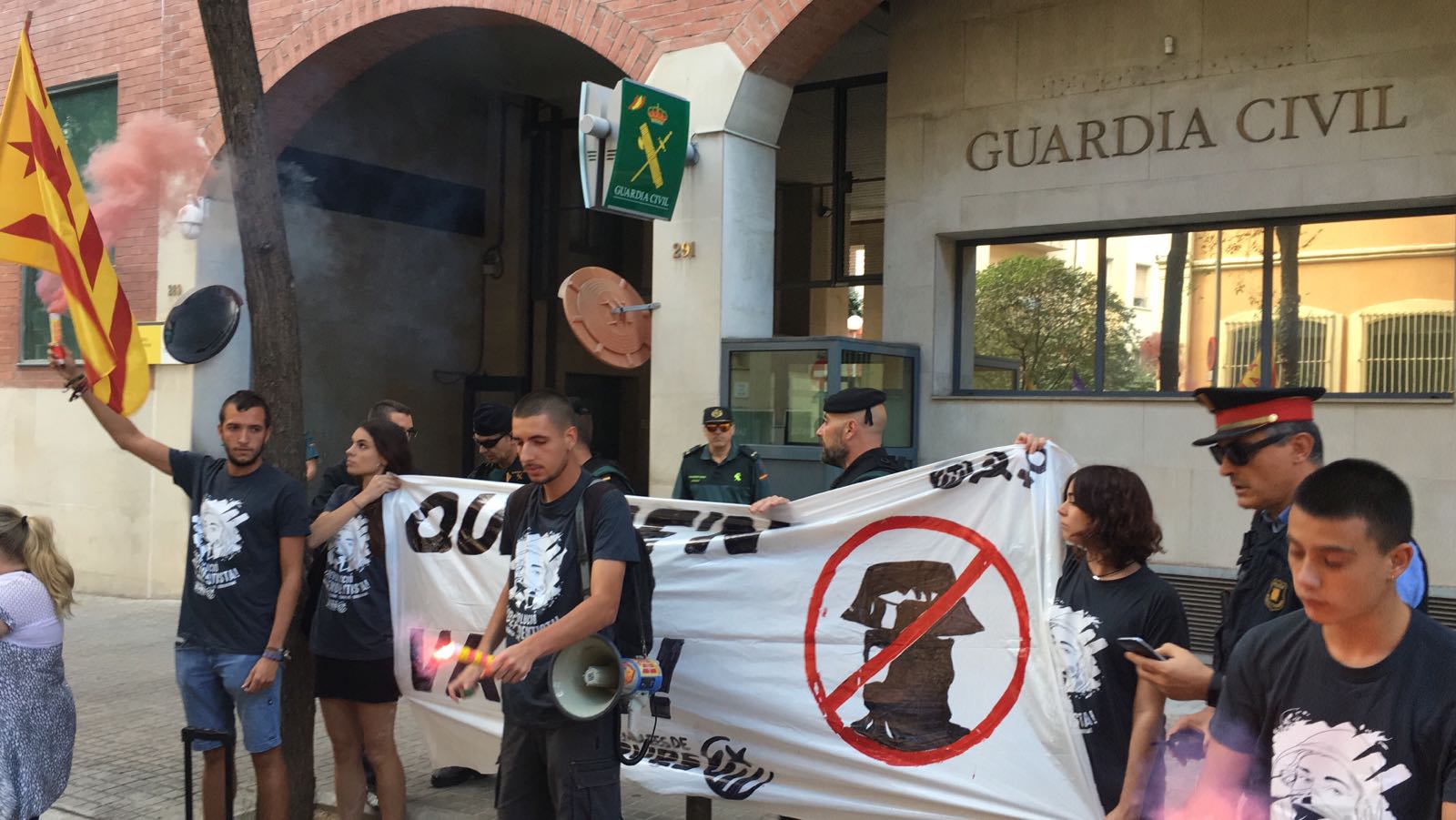 Jóvenes de la izquierda independentista delante de la Guardia Civil: "Que se vayan"