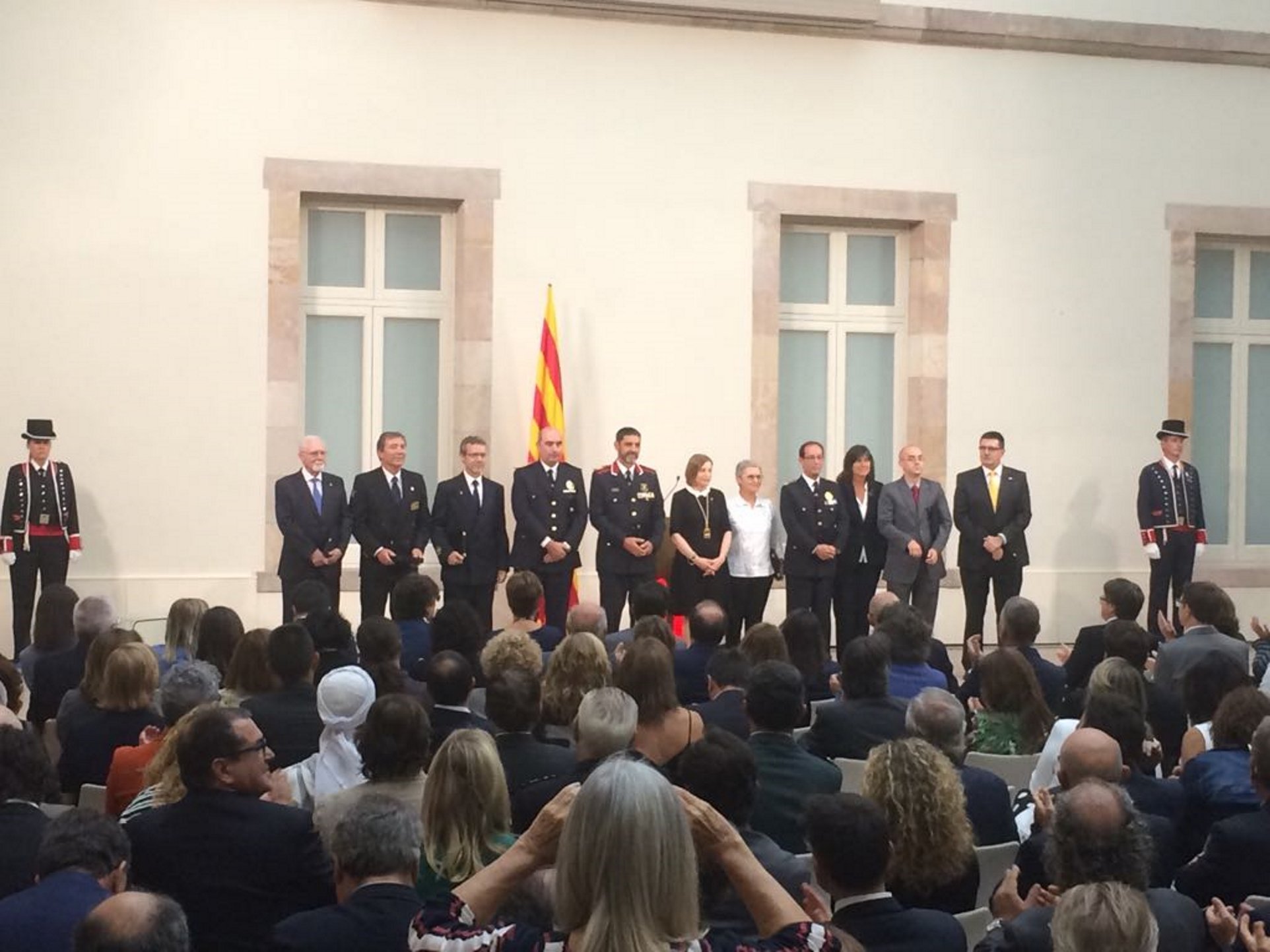 El Parlament homenatja les forces de seguretat com a garants de la llibertat
