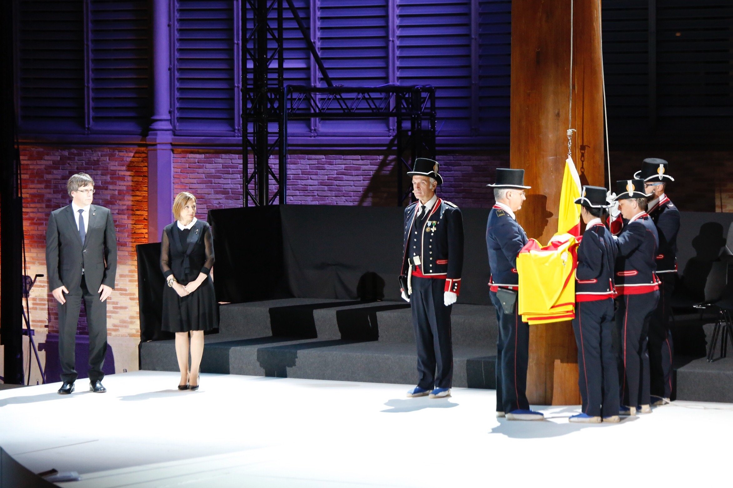 Ovaciones para Puigdemont y gritos de "volem votar" para Colau en un Born muy reivindicativo