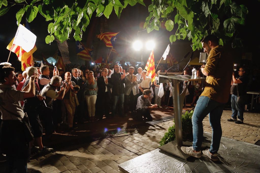 El PDeCAT i ERC exigeixen des del Fossar de les Moreres que Colau obri els col·legis