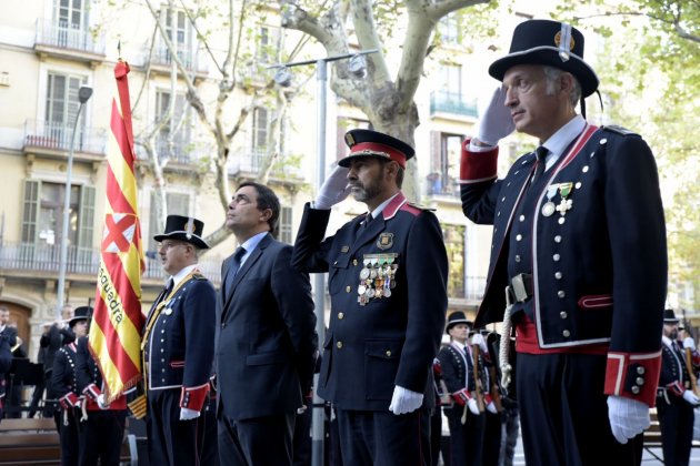 Ofrena dels Mossos al Monument de Rafael Casanova / Laura Gómez