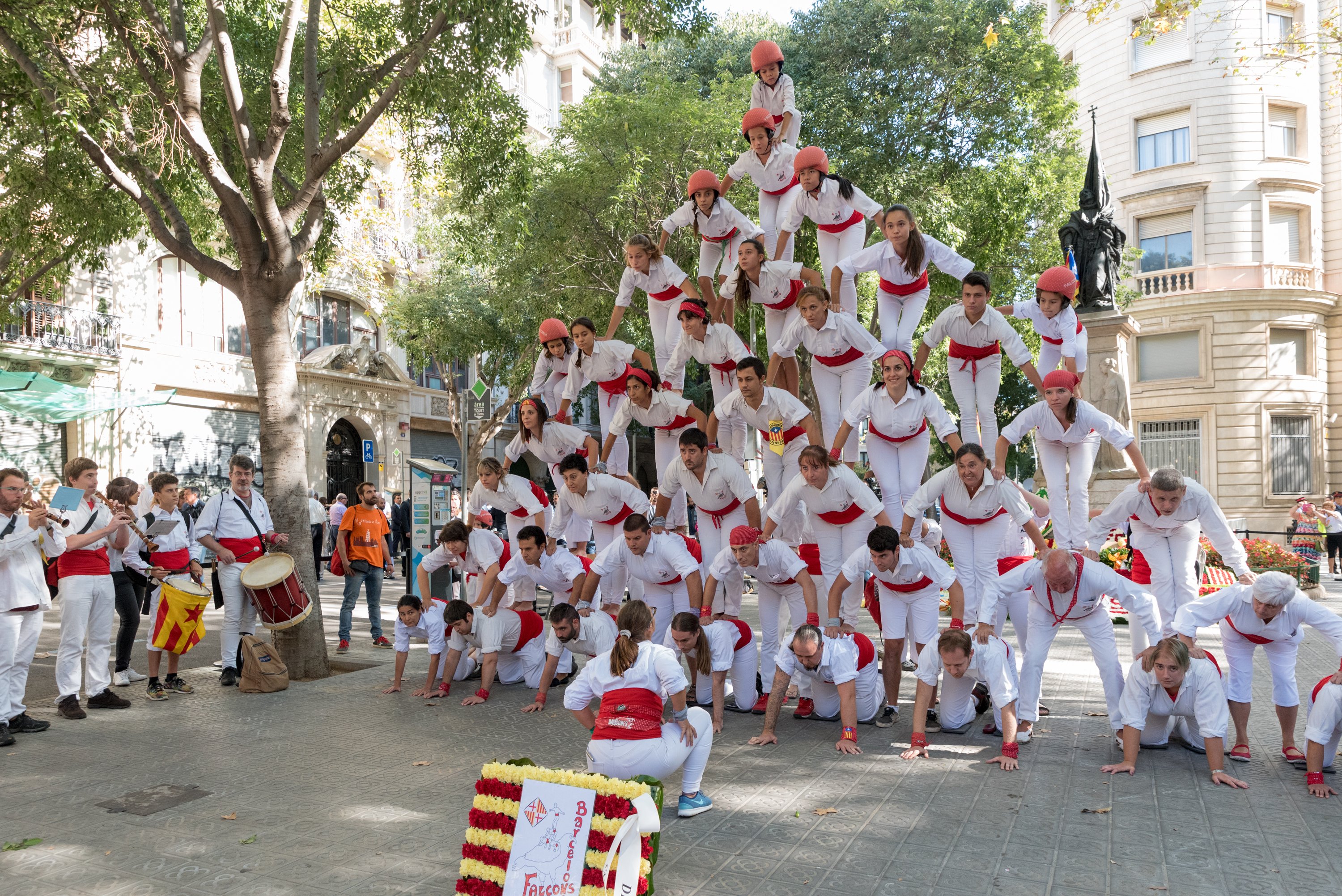 Ofrena a Casanova entre aplaudiments i crits de "botiflers"