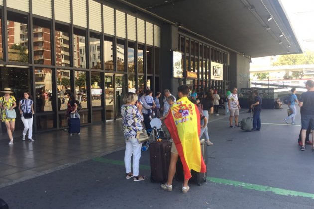 Un noi amb una bandera espanyola a l'Estació de Sants / DG