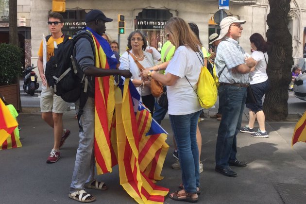 Venda d'estelades al carrer / Carlota Camps