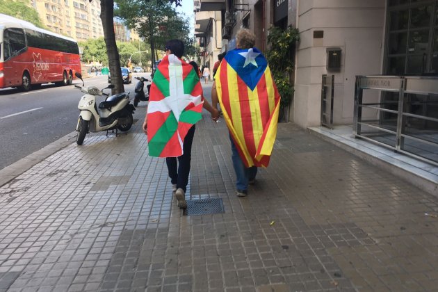 Catalunya i Euskadi manifestants / Nicolàs Tomàs