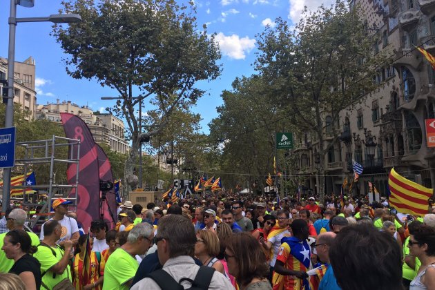 diada passeig de gràcia 15h 2    Nicolás Tomás