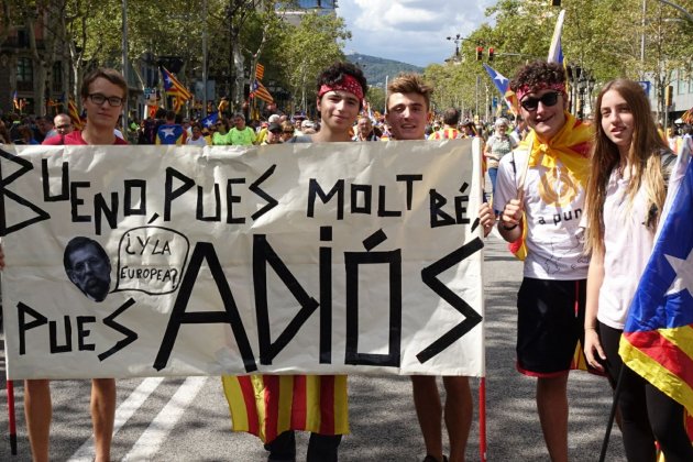 pancarta trapero diada   roberto lázaro