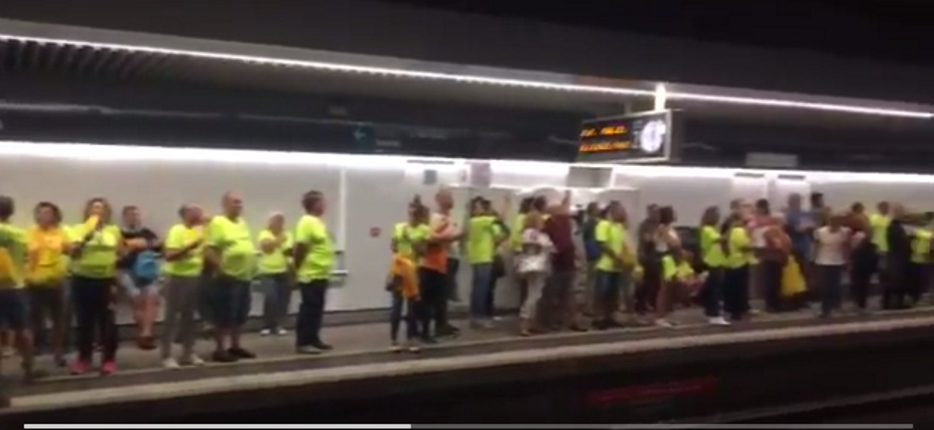 L'espectacular imatge de l'estació de Renfe tenyida de groc