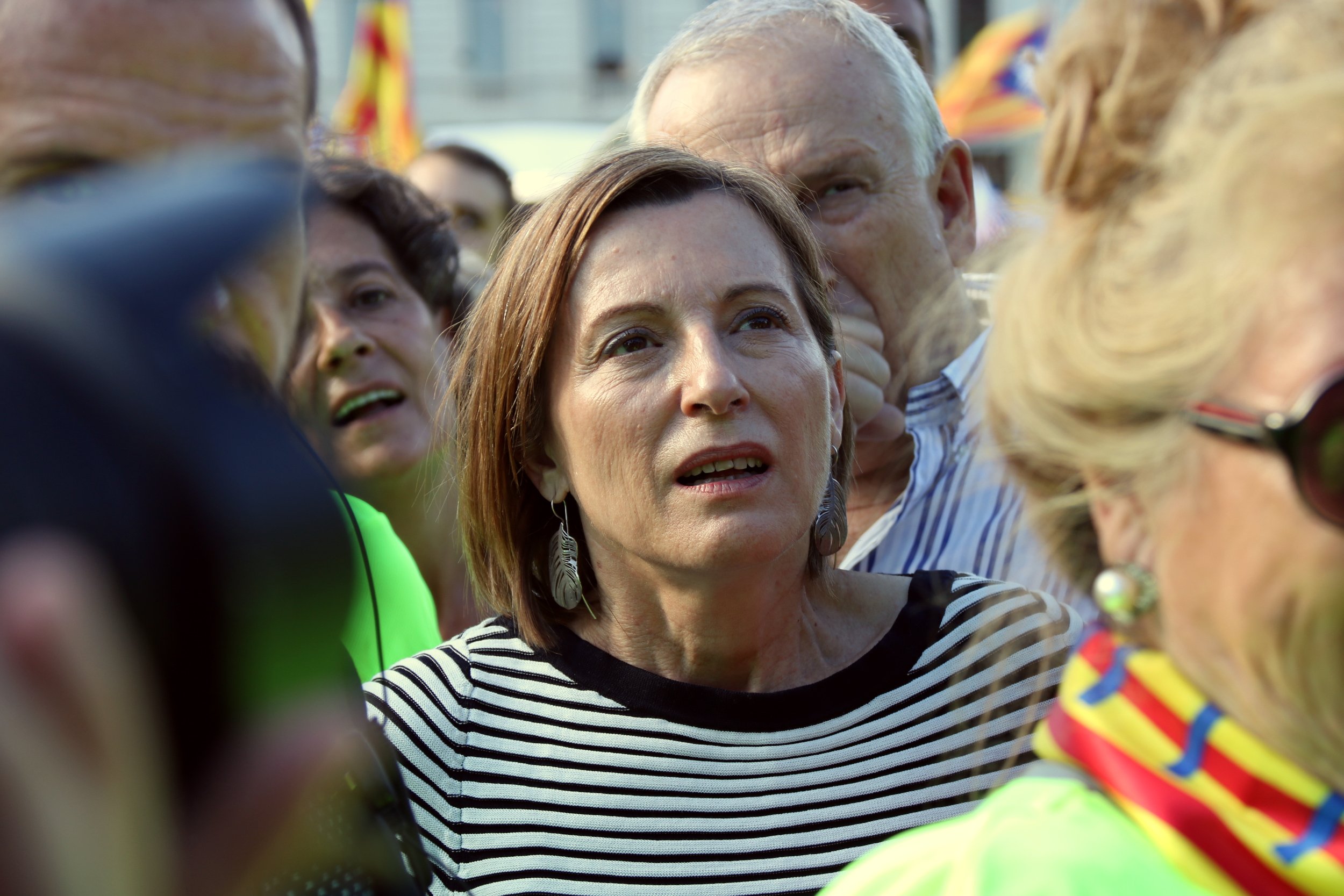 Vídeo: La odisea de Forcadell para abrirse paso en medio de la efusividad de los manifestantes