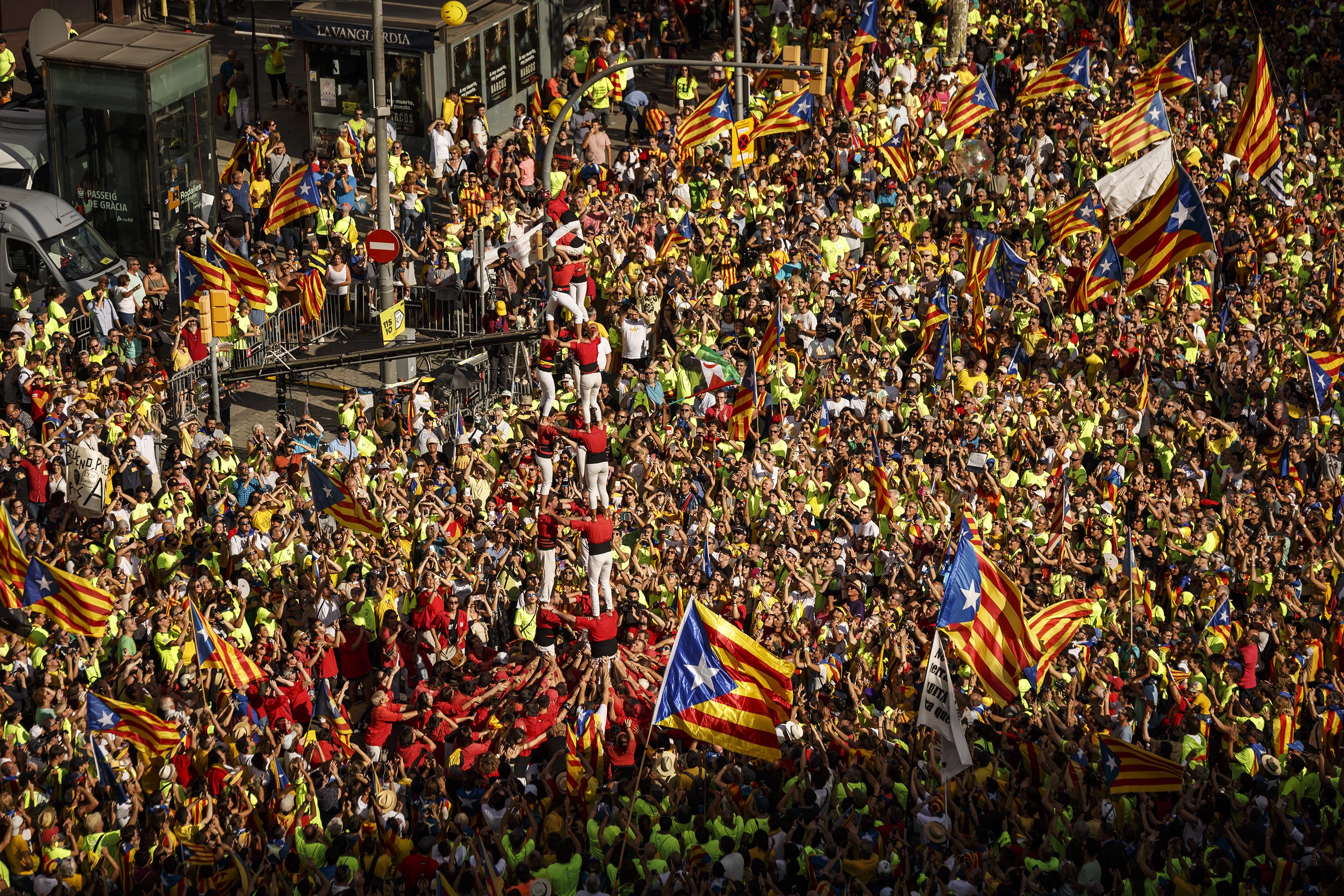 Un millón de personas impulsan el referéndum del 1-O en la calle