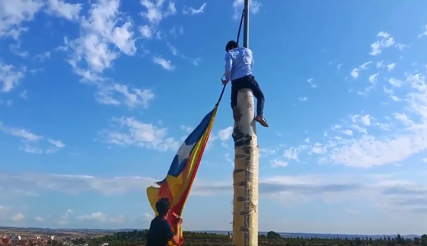 Vox publica un vídeo de sus jóvenes arrancando esteladas