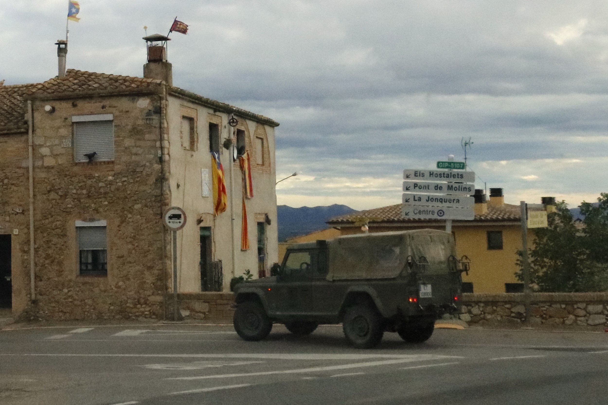 El Ejército español hace maniobras entre 'estelades'