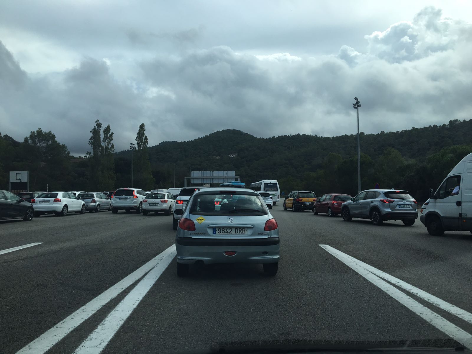 Fuertes retenciones en las entradas en Barcelona por controles antiterroristas