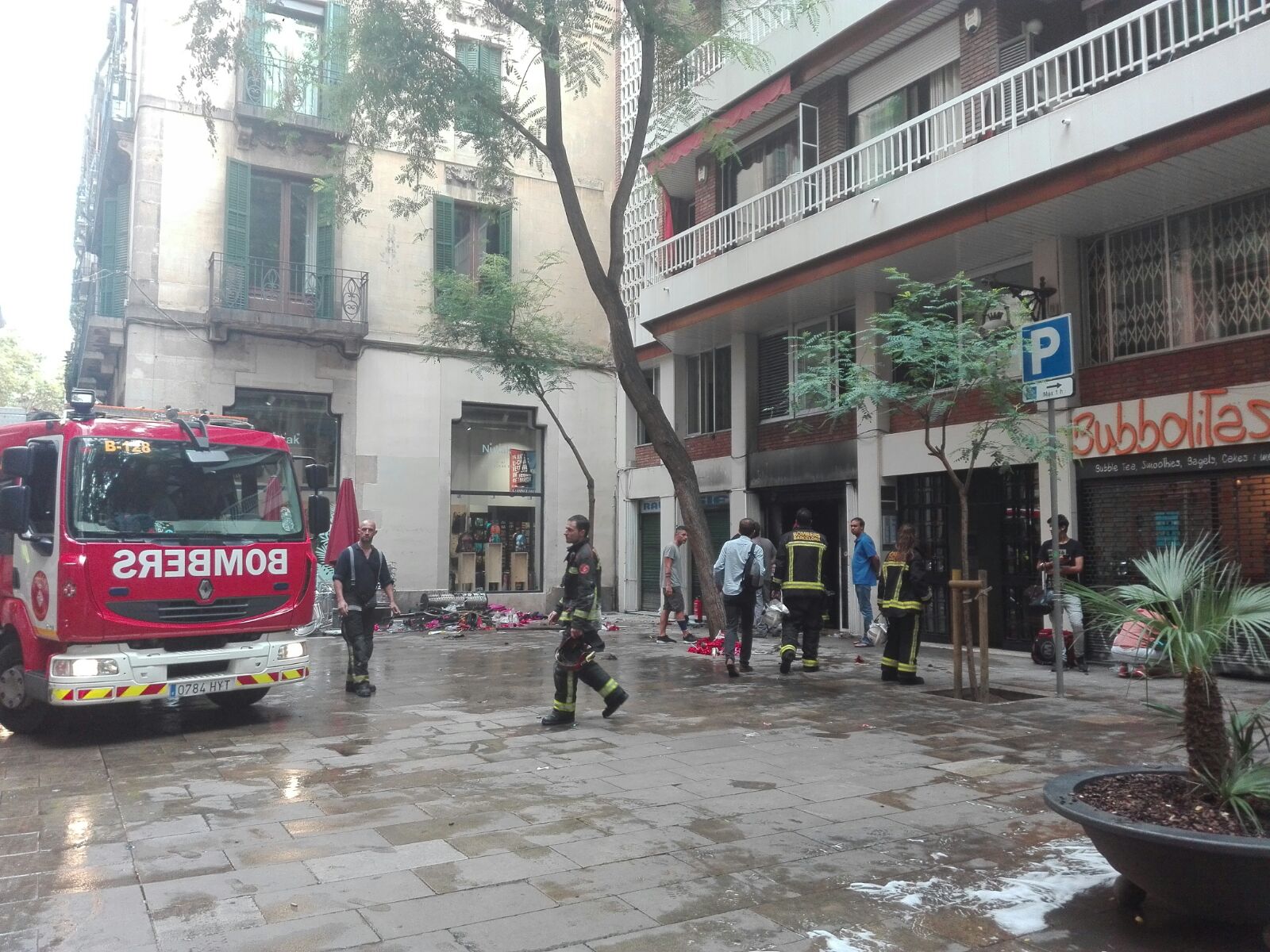 Els Bombers treballen en un foc a la plaça Bonsuccés al Raval