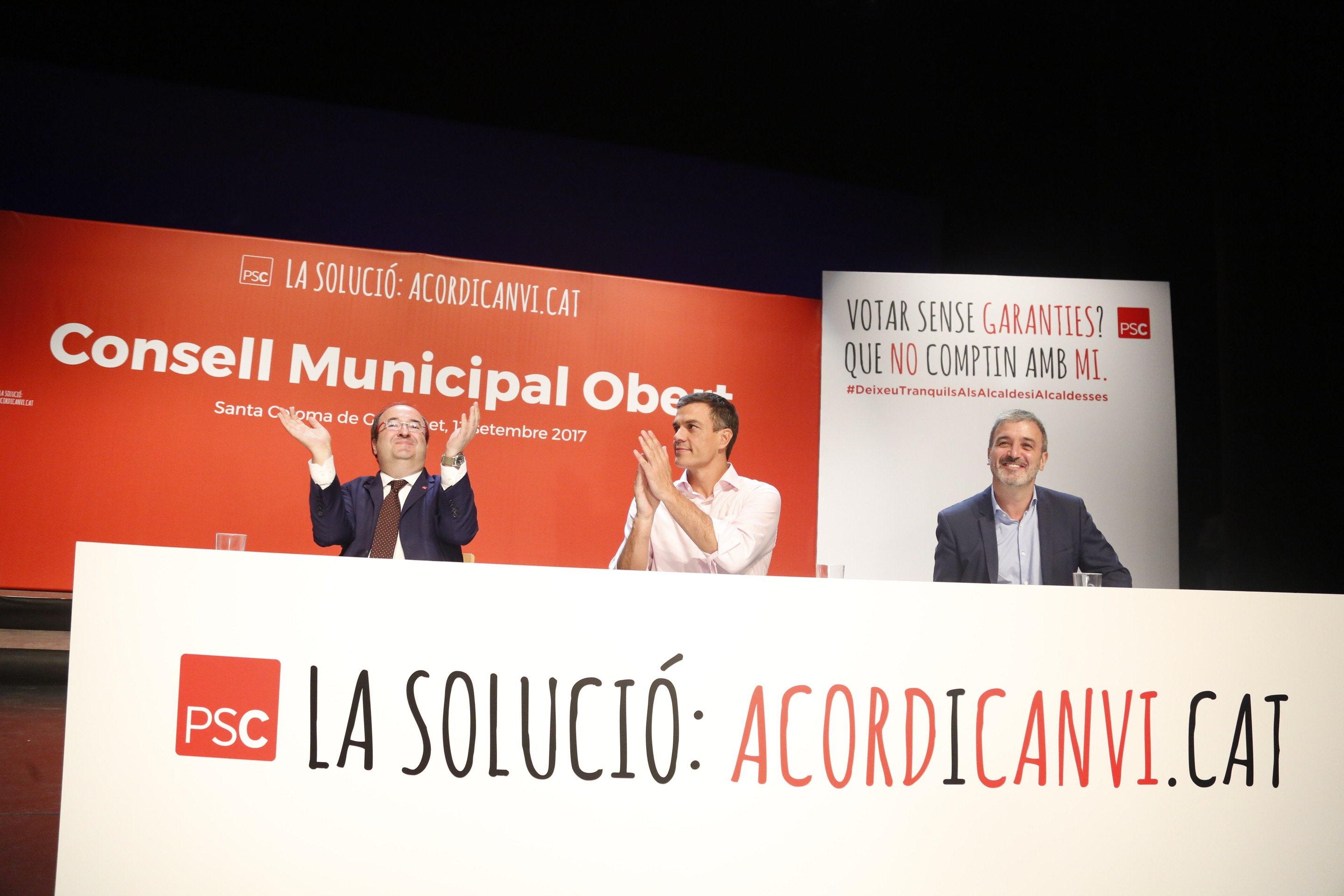 El PSC acusa a Puigdemont de poner a los alcaldes "en el disparadero"