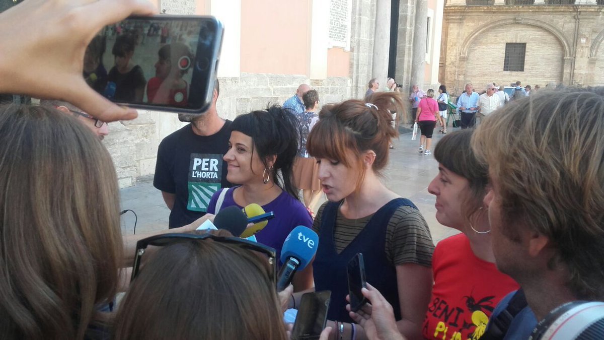 La policía española impide un acto de la CUP en València