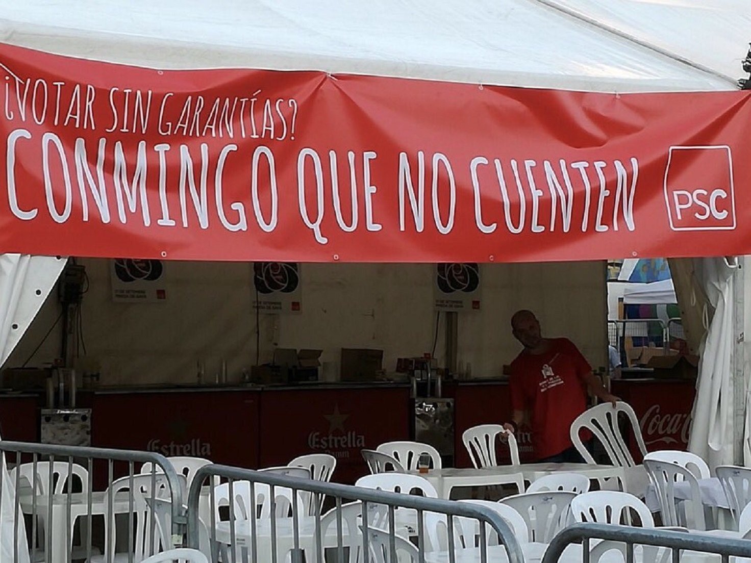 La xarxa es riu de l'error del PSC en un cartell contra el referèndum