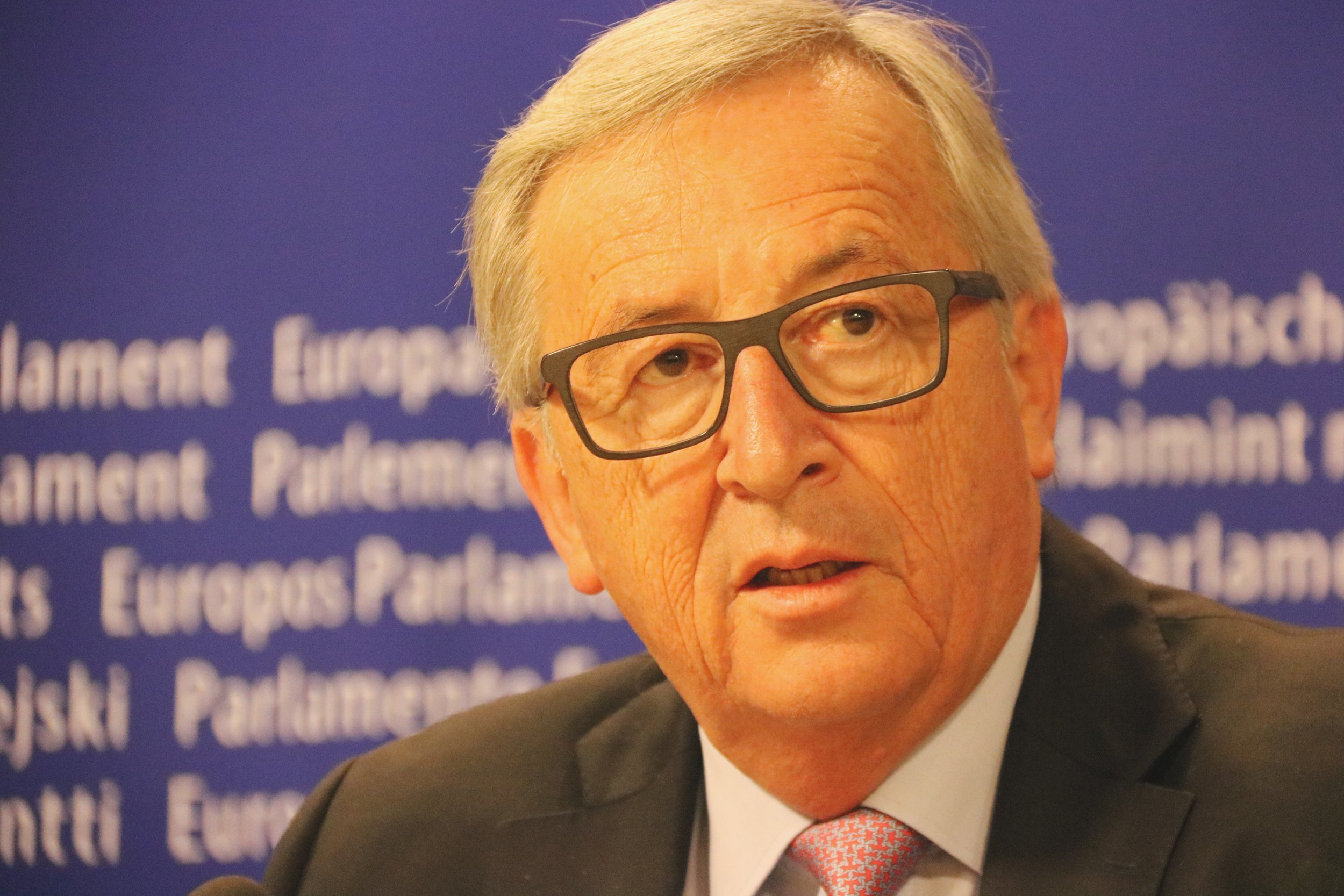 Juncker pide "escuchar" el TC y el Congreso sobre la independencia