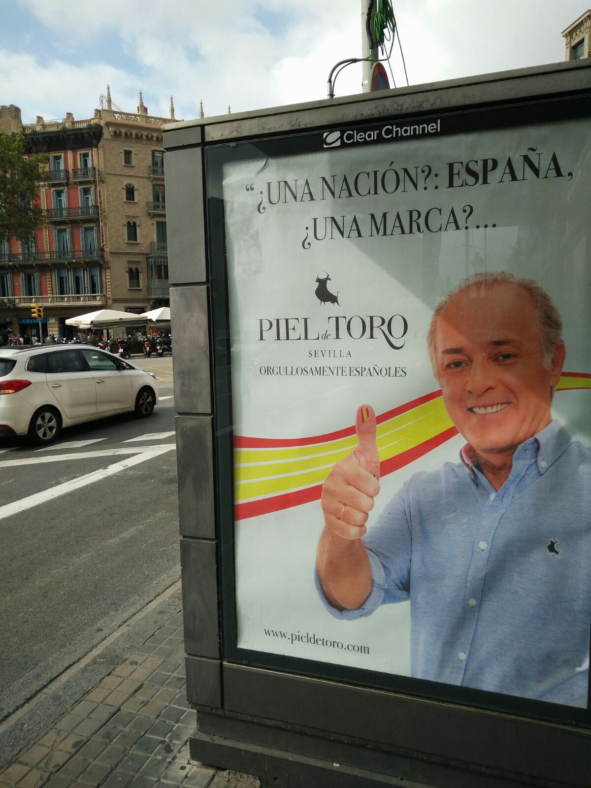 "Orgullosamente españoles". L'anunci que conviurà amb la campanya de l'1-O