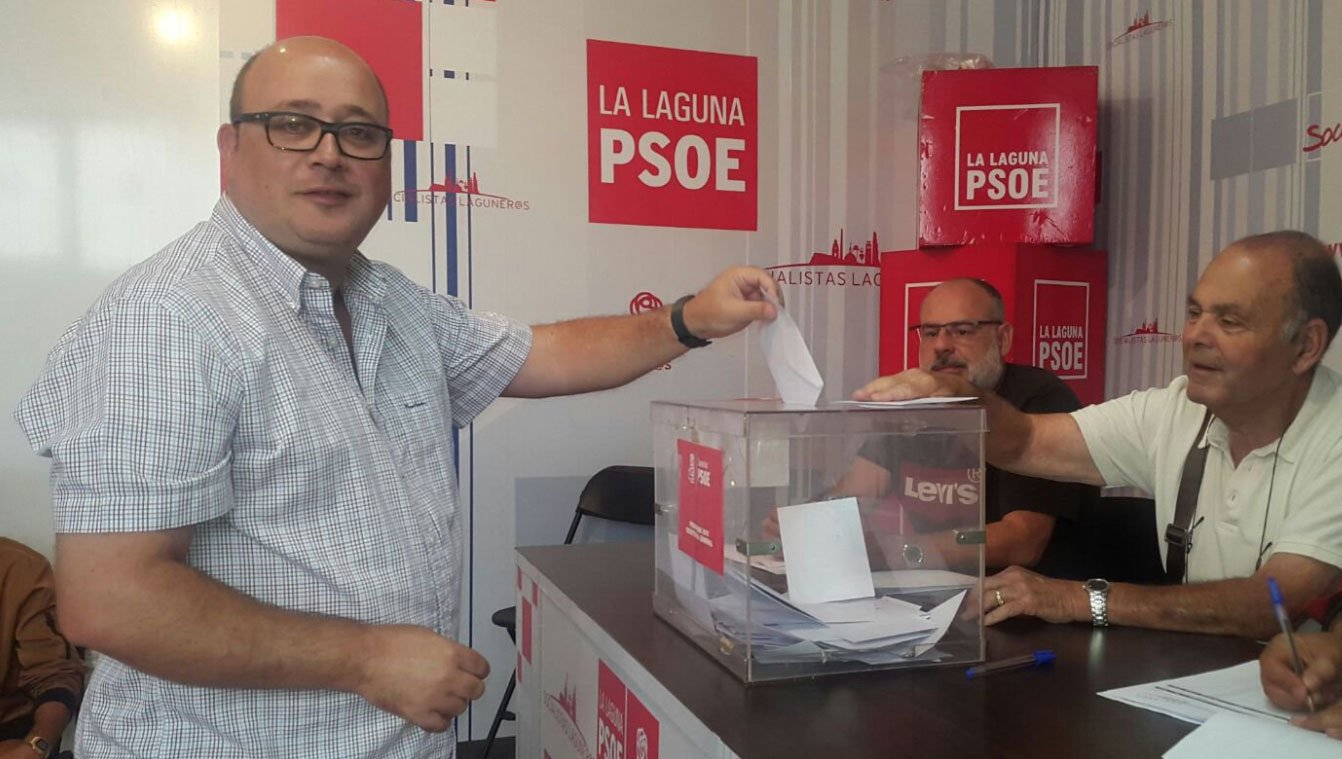 Un regidor canari del PSOE publica “per error” missatges masclistes a Whatsapp